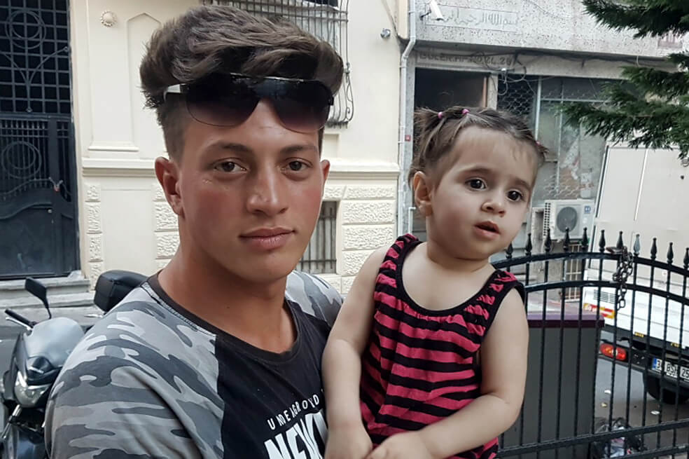En video: Hombre salva a una niña que cayó de un edificio