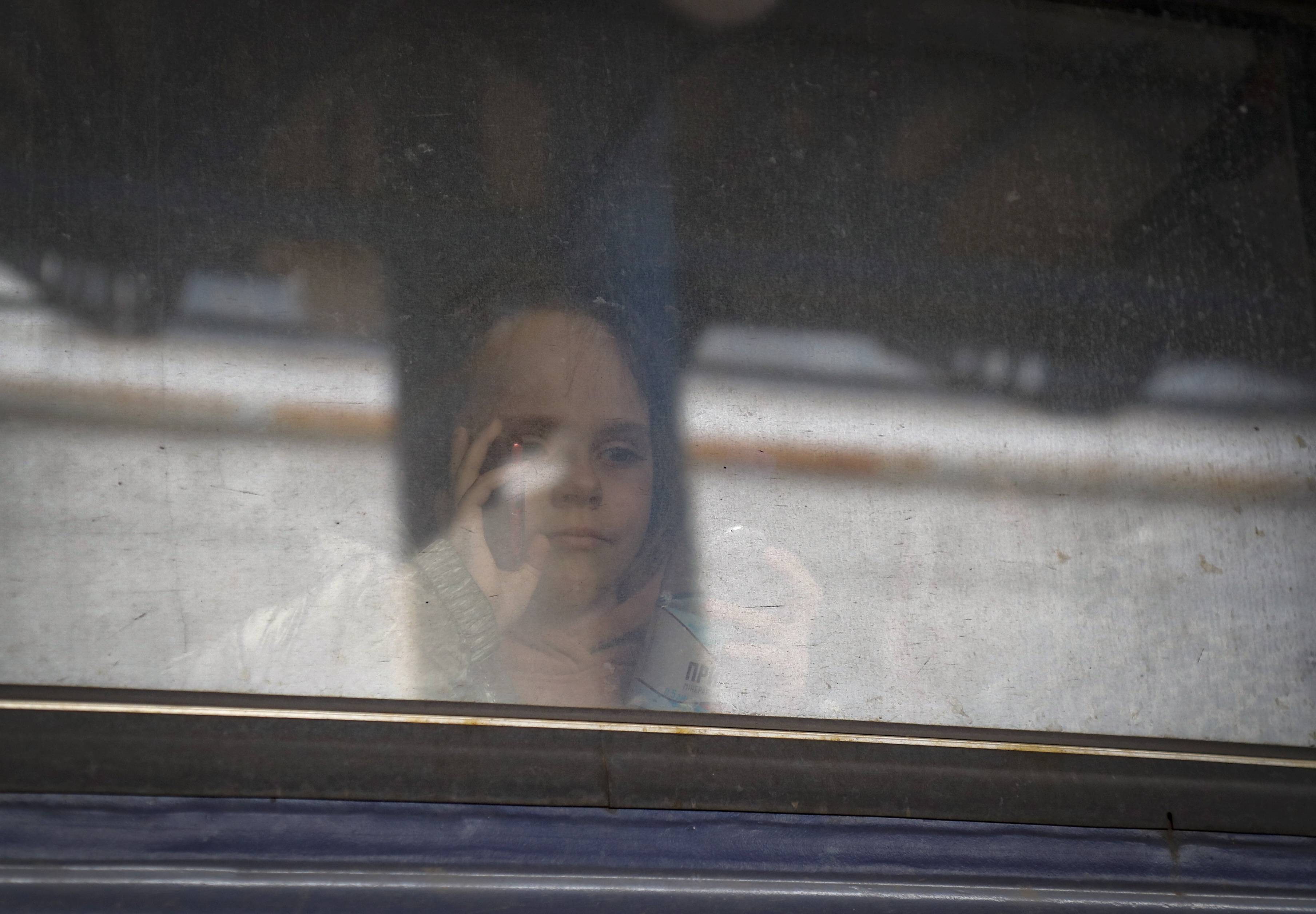 Kiev (Ukraine), 04/03/2022.- A young girl waves her father goodbye as she sits on a train leaving Kiev (Kyiv), Ukraine, 04 March 2022. According to the United Nations (UN), at least one million people have fled Ukraine to neighboring countries since the beginning of Russia'Äôs military aggression on 24 February 2022. The UN estimates that around 160,000 Ukrainians are currently internally displaced. (Rusia, Ucrania) EFE/EPA/ZURAB KURTSIKIDZE