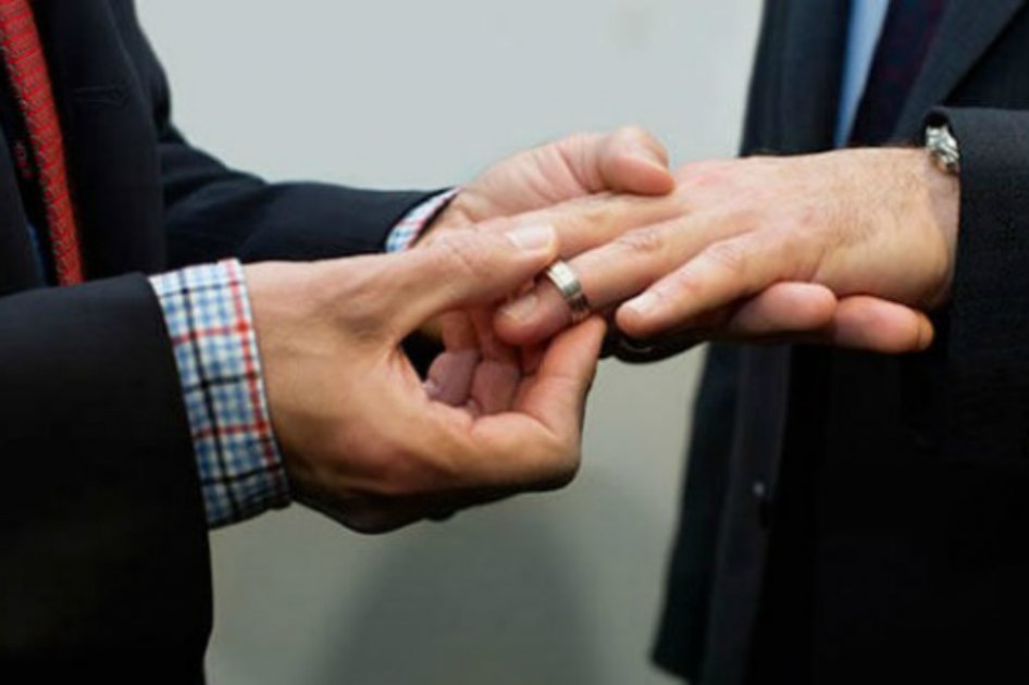 Celebran en Acapulco primer matrimonio gay masivo