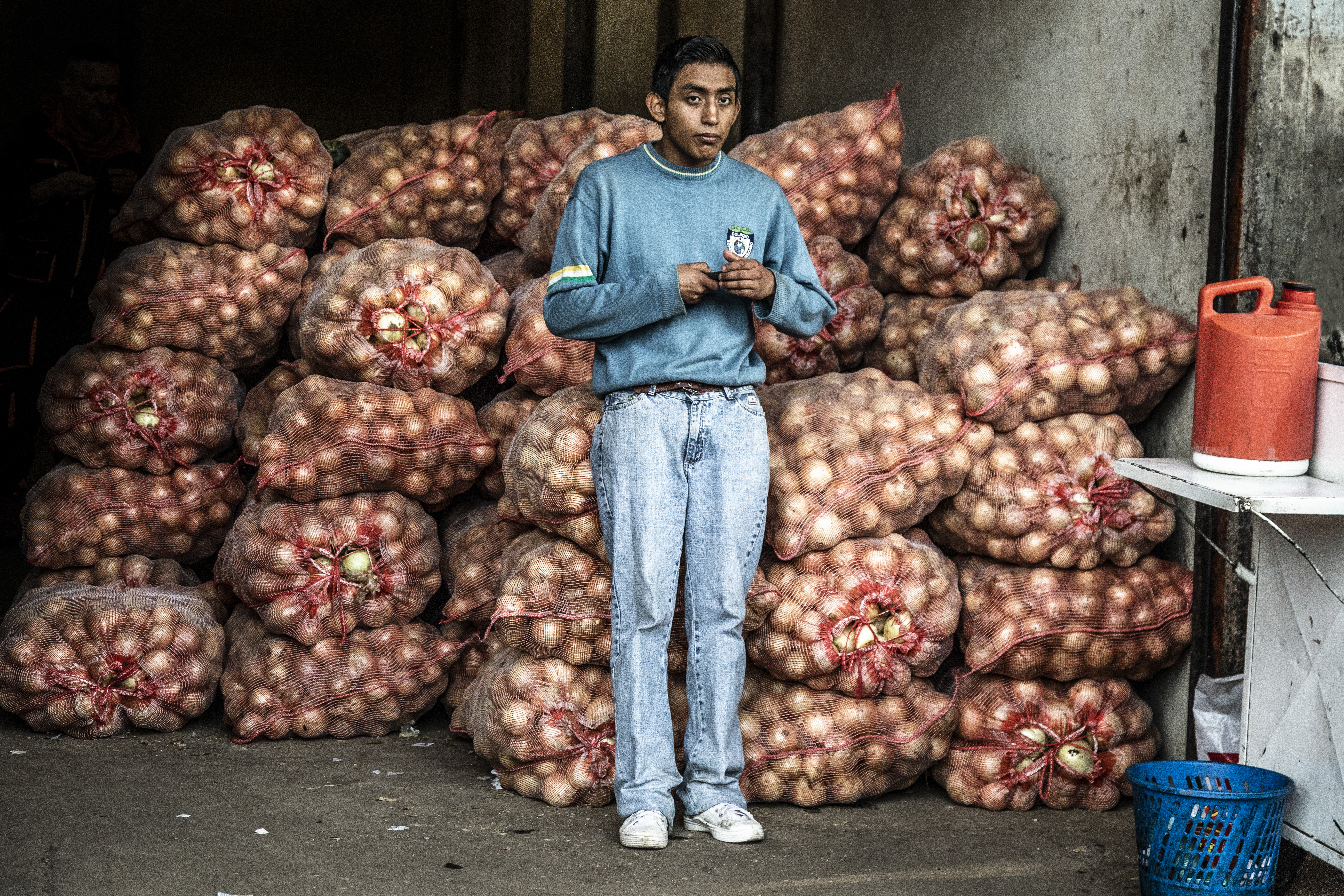 "La Plaza de Mercado de Corabastos alberga productos procedentes de todas las regiones de Colombia y cada uno con su horario de llegada específico. Los pabellones más grandes y numerosos son los de la papa y la cebolla cabezona."
