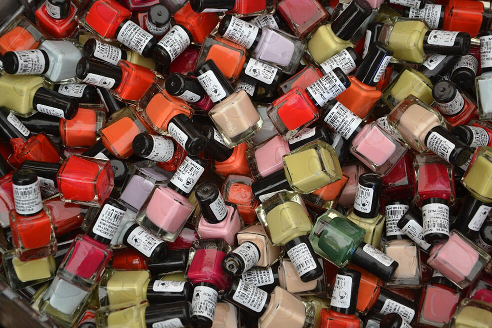 Riesgos por utilizar y comprar esmaltes falsificados