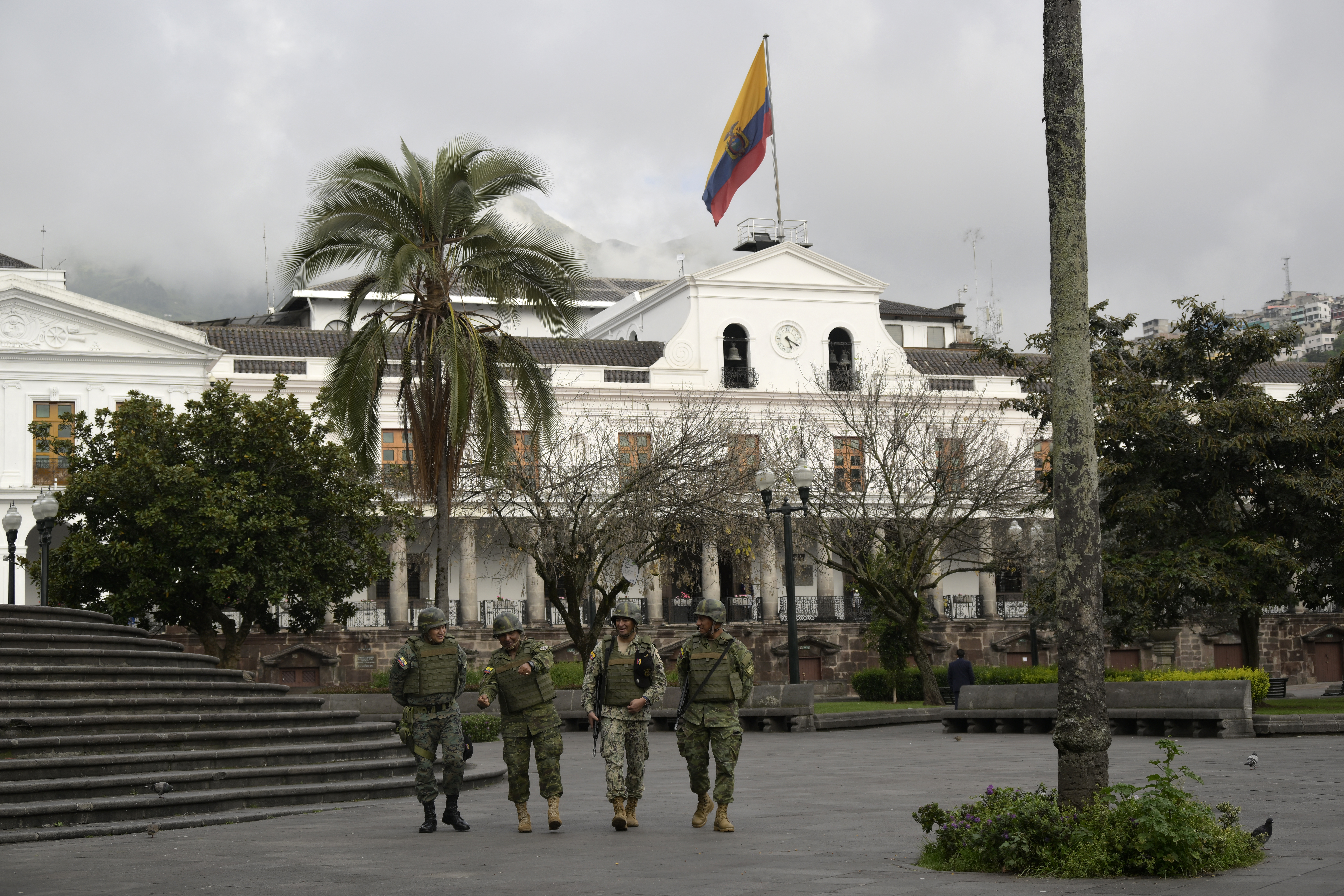 Soldados patrullan la Plaza de la Independencia (o Plaza Grande) y los alrededores del Palacio Presidencial de Carondelet (atrás) en el centro de Quito el 10 de enero de 2024.