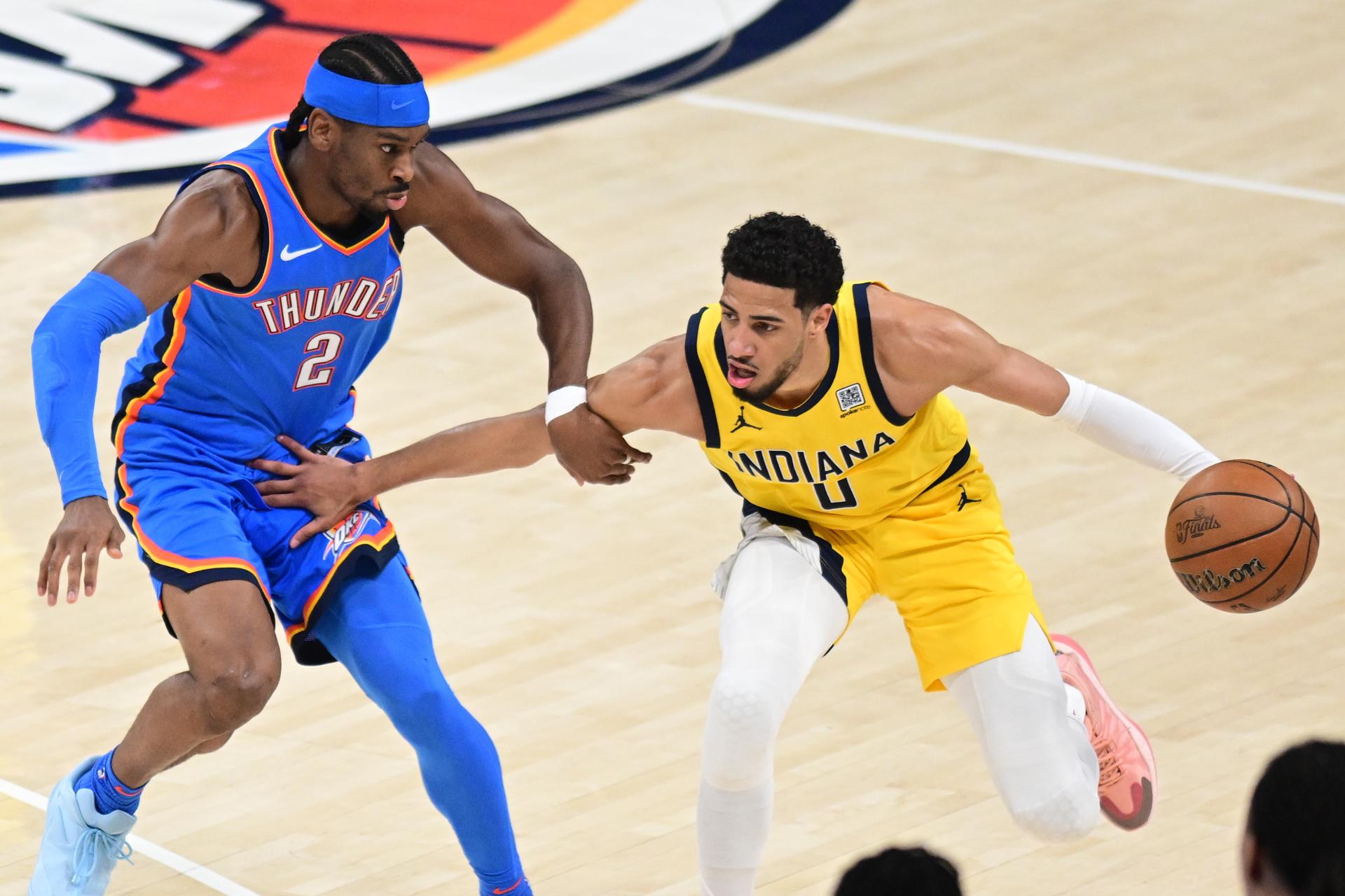 OKLAHOMA CITY (United States), 22/06/2025.- Indiana Pacers guard Tyrese Haliburton (R) keeps the ball away from Oklahoma City Thunder guard Shai Gilgeous-Alexander (L) during the first half of game seven of the NBA finals between the Oklahoma City Thunder and the Indiana Pacers at the Paycom Center in Oklahoma City, Oklahoma, USA, 22 June 2025. (Baloncesto) EFE/EPA/MANUELA SOLDI SHUTTERSTOCK OUT