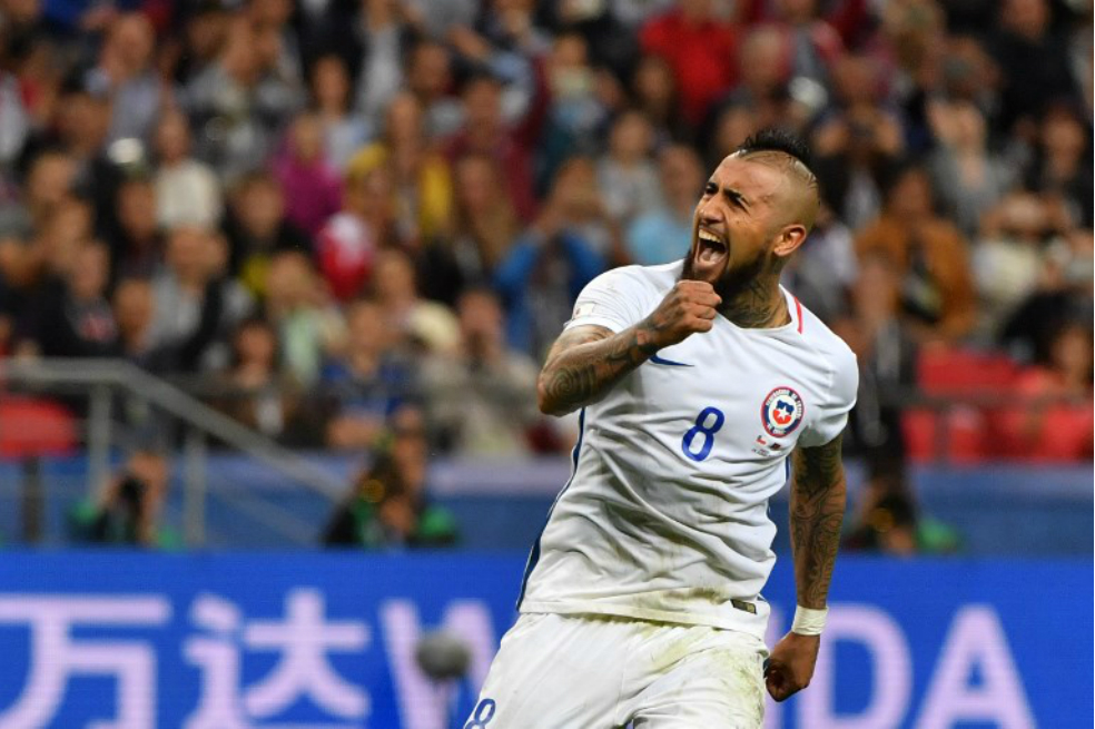 Arturo Vidal anotó el primer gol en la tanda de penaltis, en la que Chile se impuso por 3-0. / AFP