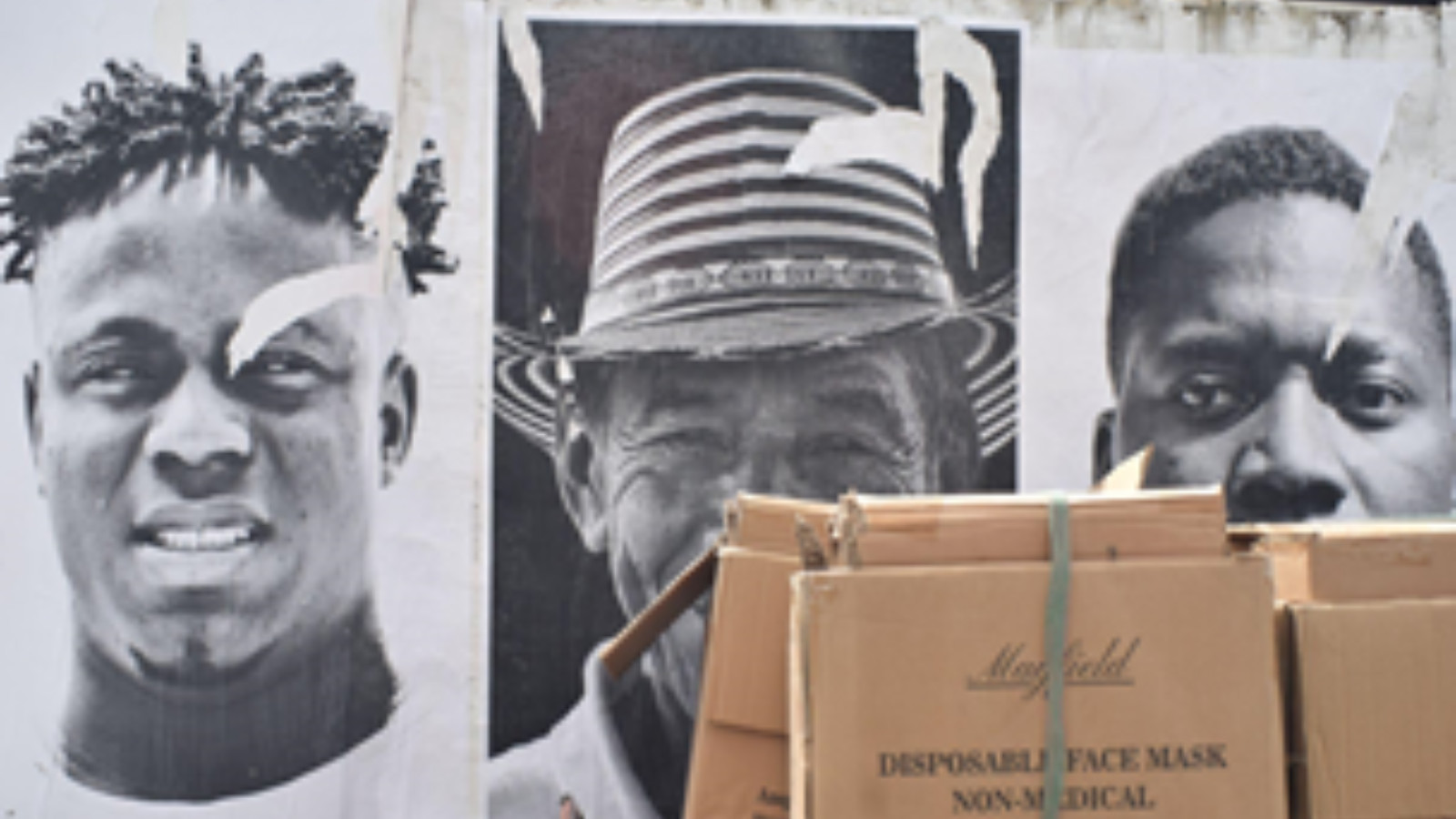 De día se ve una aprobación del proyecto "El poder de la identidad híbrida" en las calles de Popayán. En la oscuridad de la noche, sin embargo, algunos retratos han sido intervenidos y rasgados, sobre todo los de personas pertenecientes a minorías.