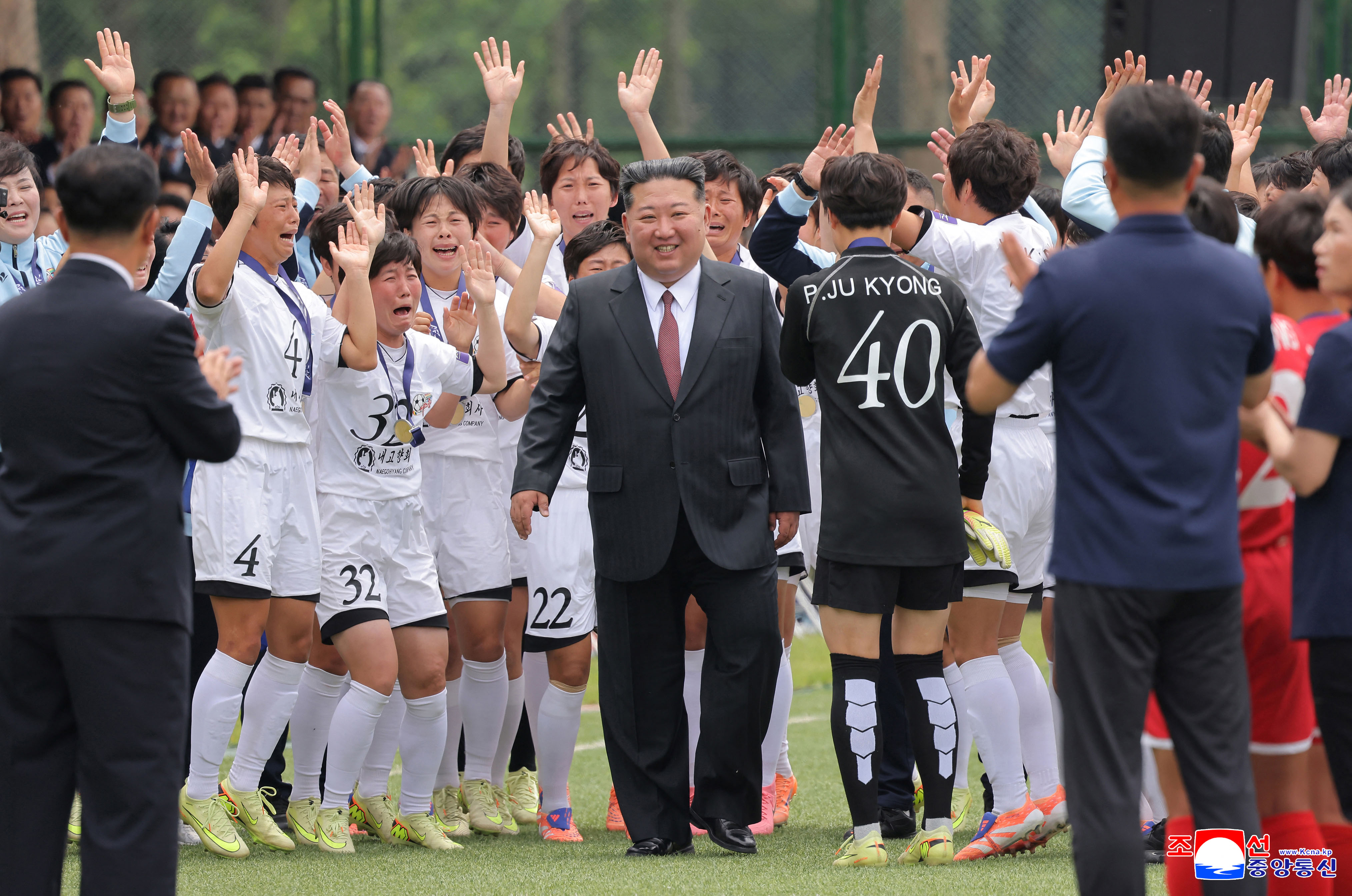 No contuvieron las lágrimas: así recibió Kim Jong-un a las campeonas de fútbol de Asia
