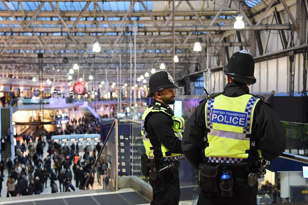 Agentes de policía montan guardia en la estación de tren de Waterloo este martes tras hallar pequeños dispositivos explosivos.  / EFE