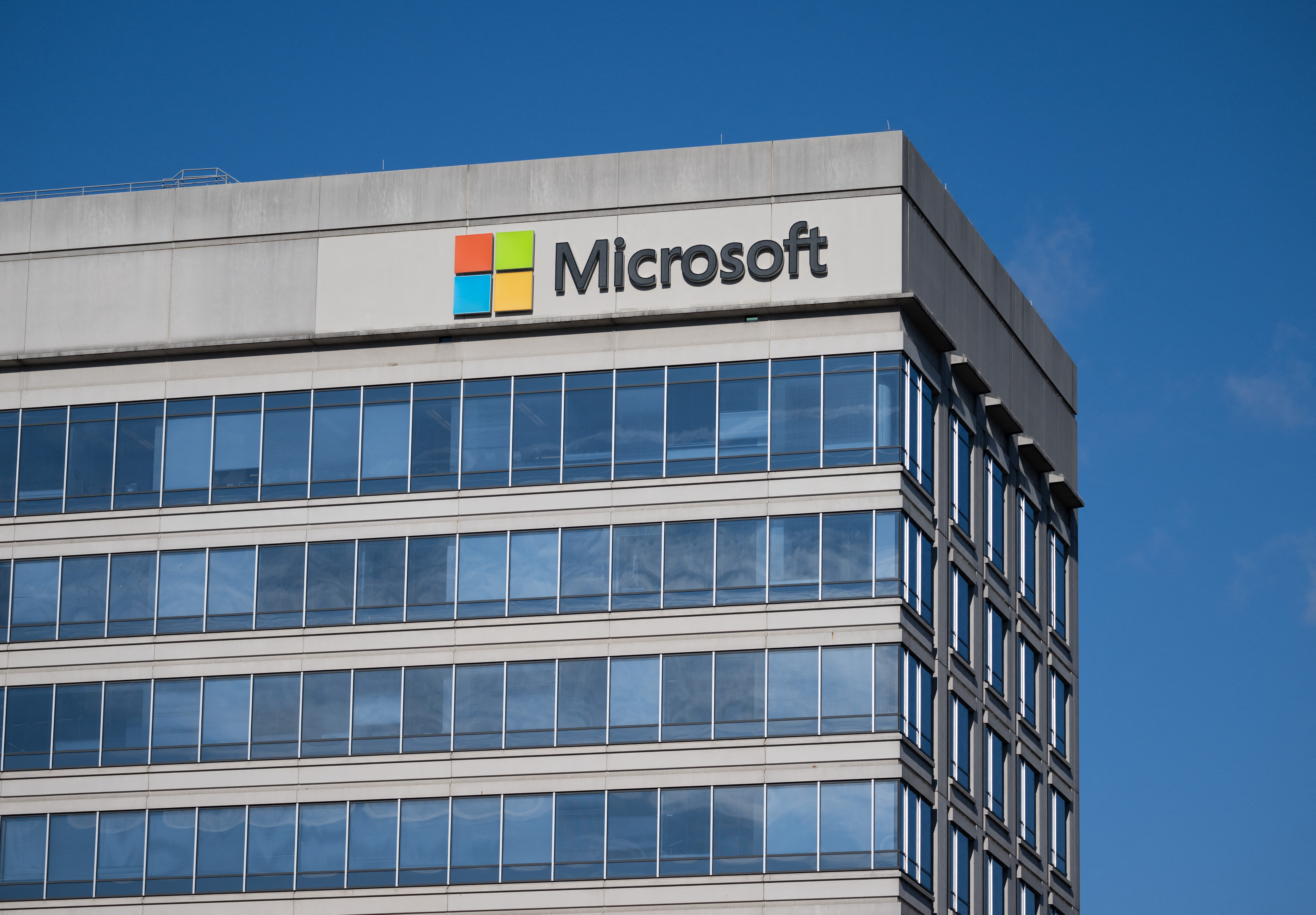 Microsoft llevará su chat de inteligencia artificial a teléfonos y Skype
