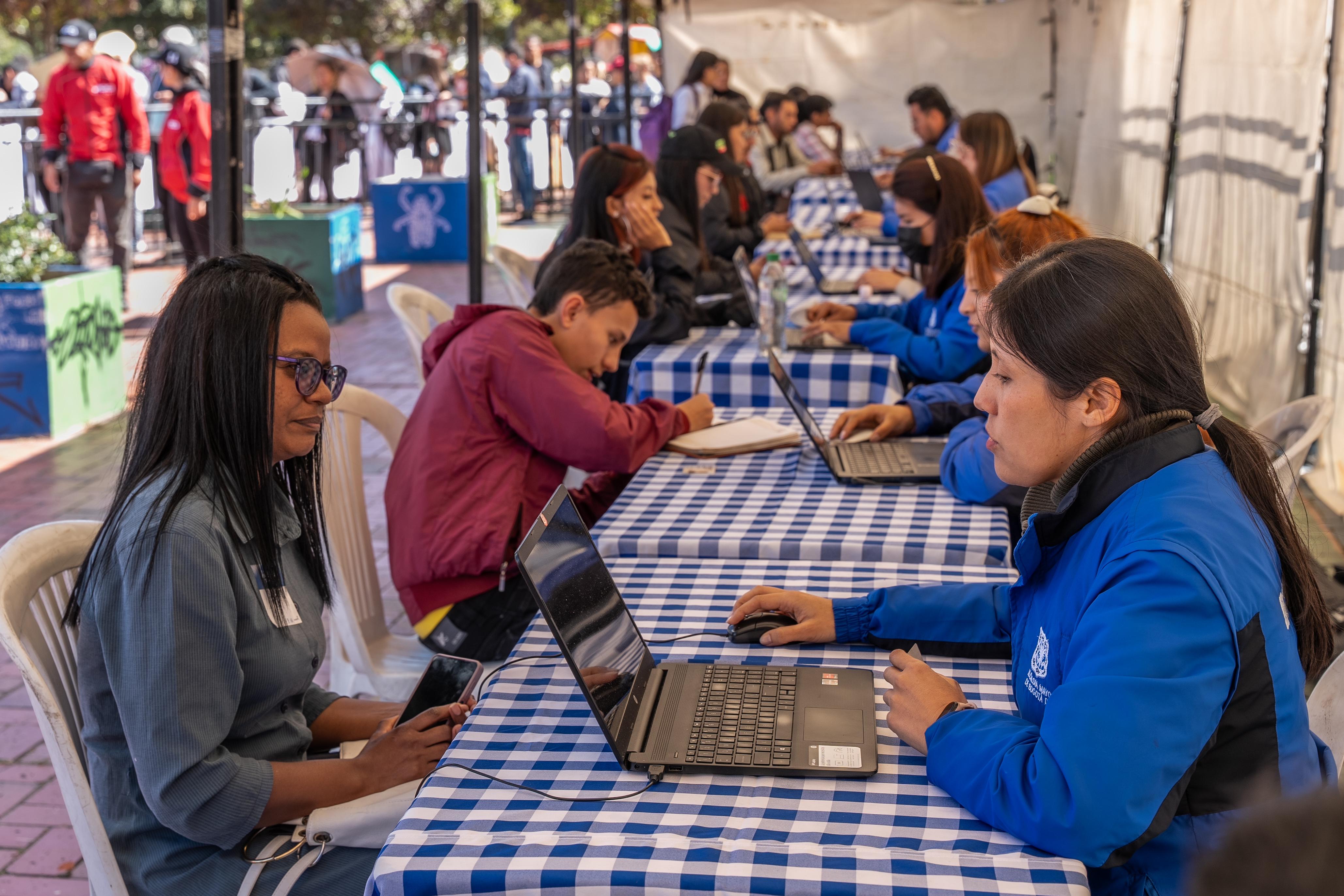 ¿Buscando trabajo? Nuevas ofertas para personal con o sin experiencia en Bogotá
