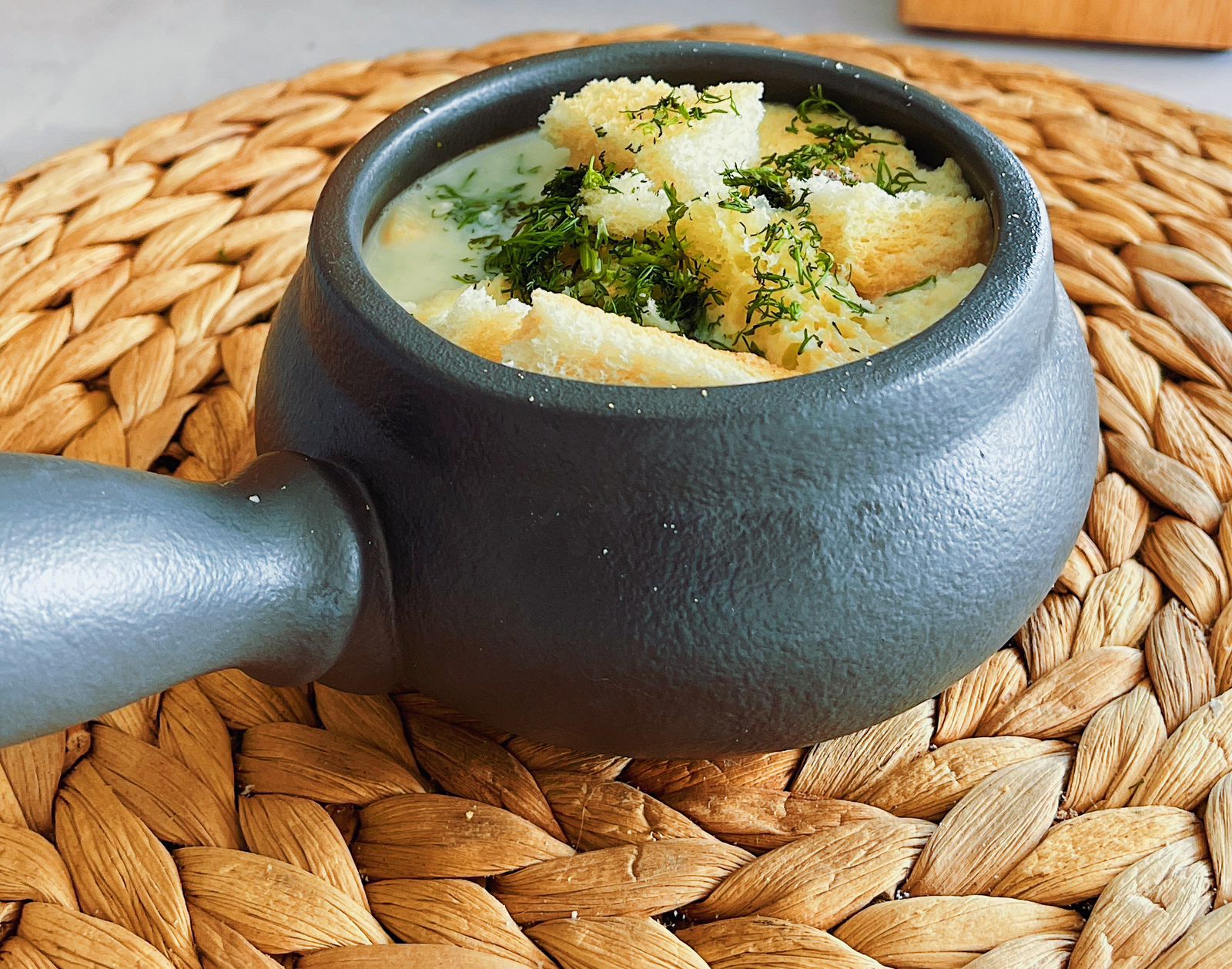 Changua con almojábana