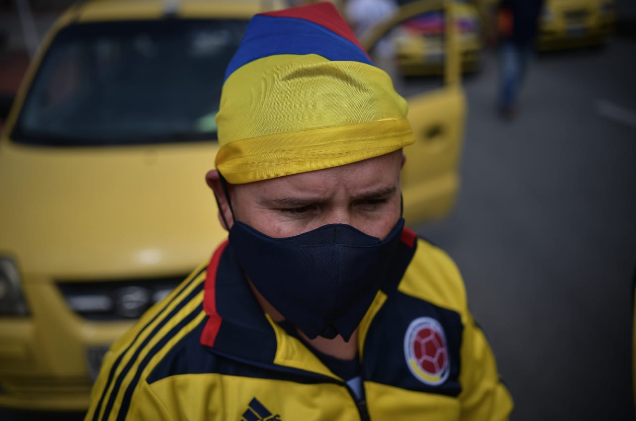 El paro de los taxistas no cayó muy bien para los capitalinos que aseguran que, por culpa de la protesta, se retrasaron para llegar a sus trabajos y han pasado varias horas en los trancones ocasionados por los taxistas.