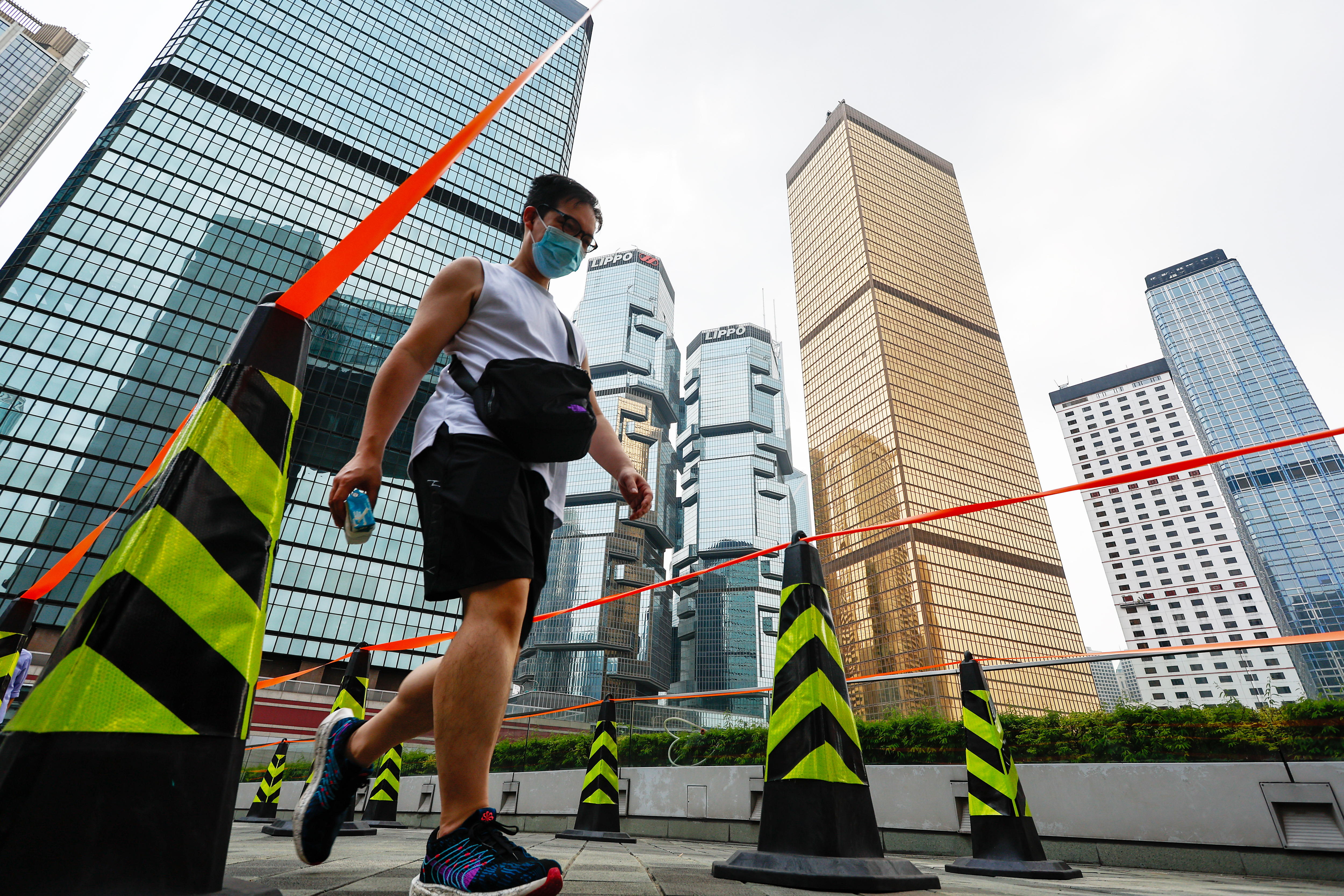 Los hongkoneses limpian las pruebas de su libertad perdida