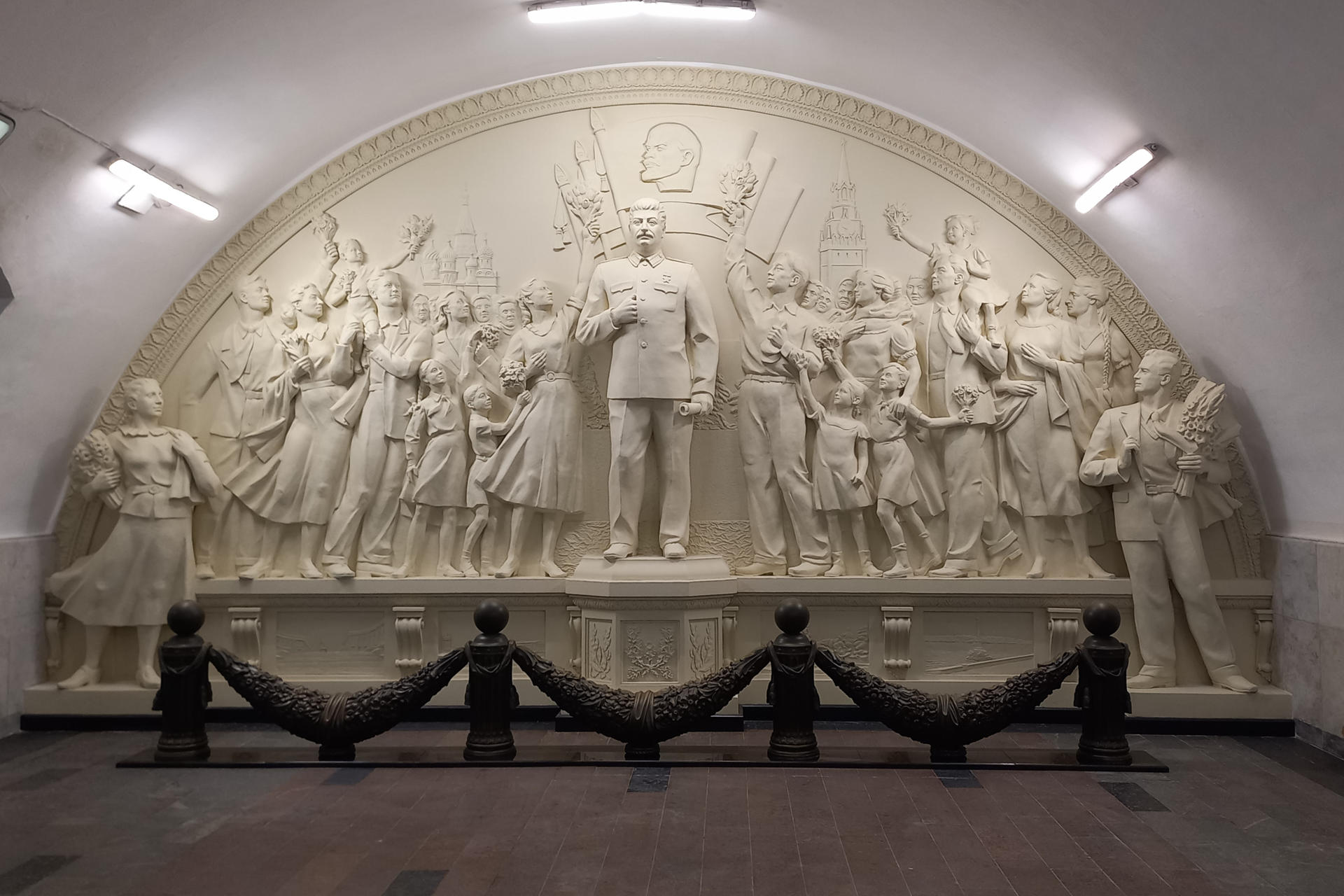 Una estatua de Stalin vuelve al metro de Moscú