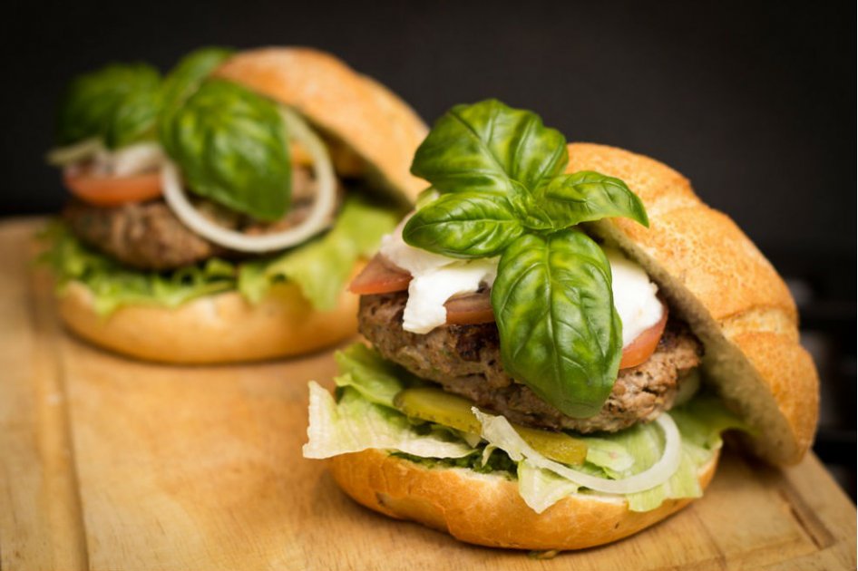 ¿Son los veganos amigos de la comida basura?