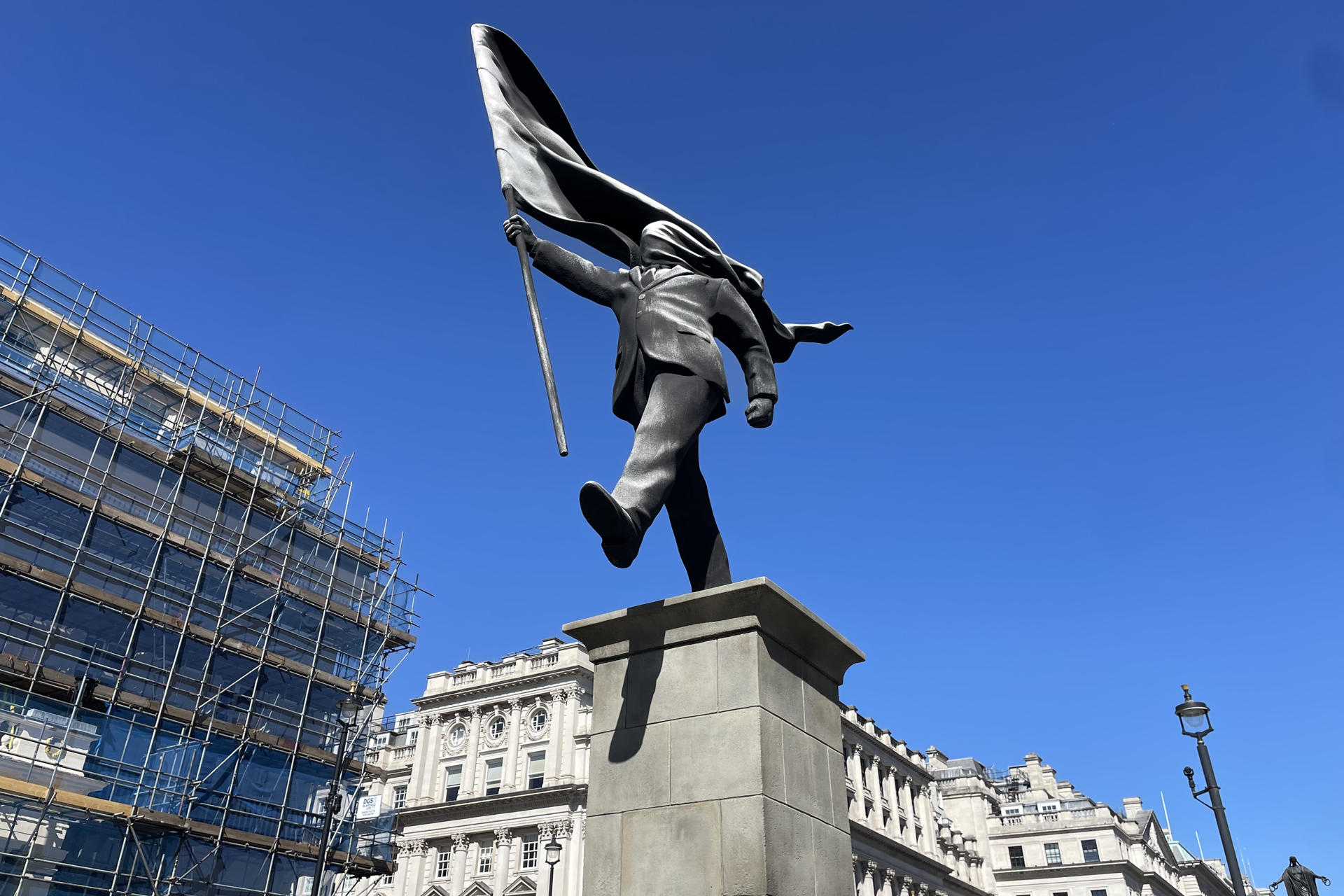 Una nueva estatua de Banksy apareció en el centro de Londres