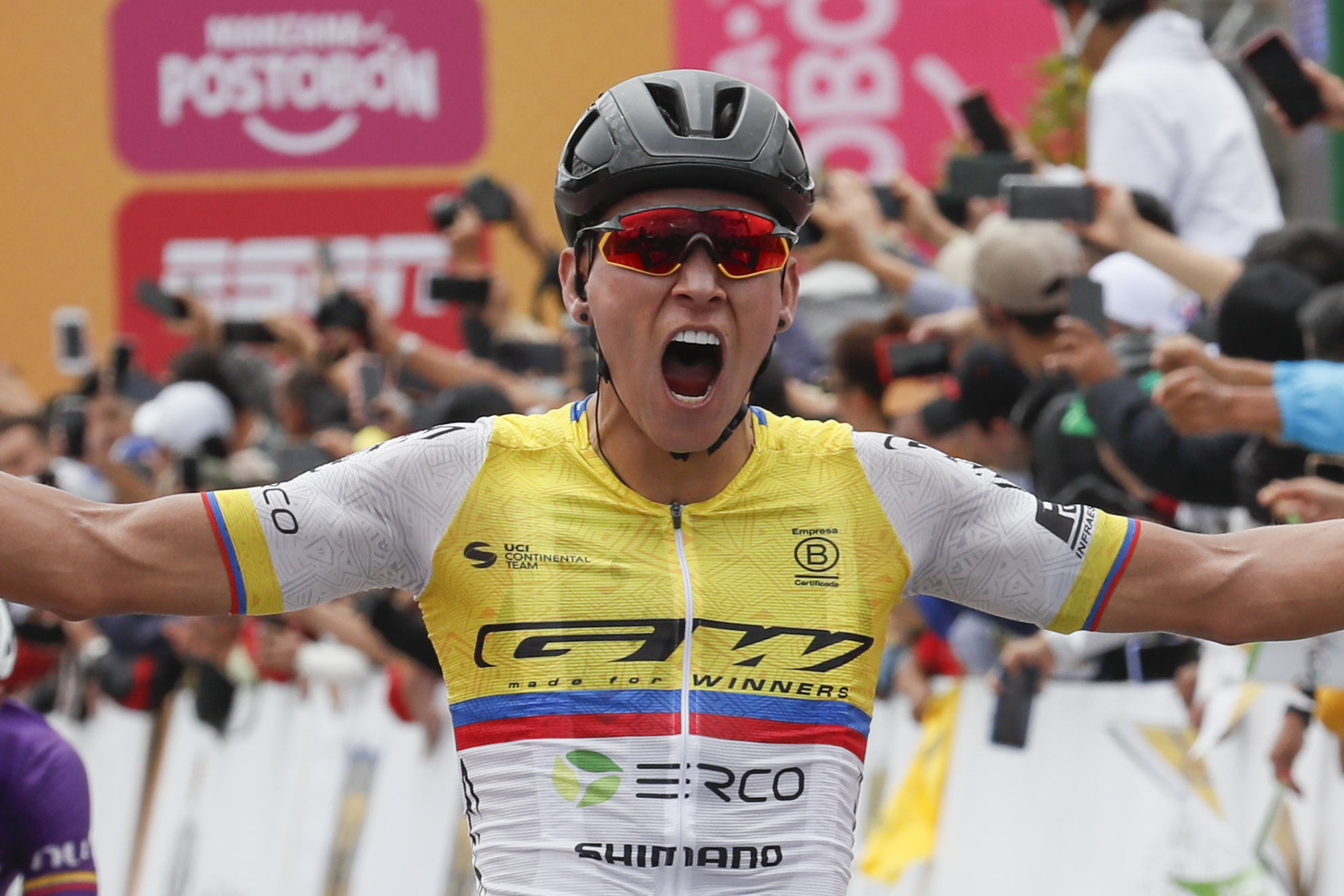 AMDEP6659. TUNJA (COLOMBIA), 08/02/2024.- El corredor colombiano Alejandro Osorio de GW Erco Shimano celebra al ganar la tercera etapa de la carrera ciclística Tour Colombia 2024 hoy, en Tunja (Colombia). EFE/ Carlos Ortega