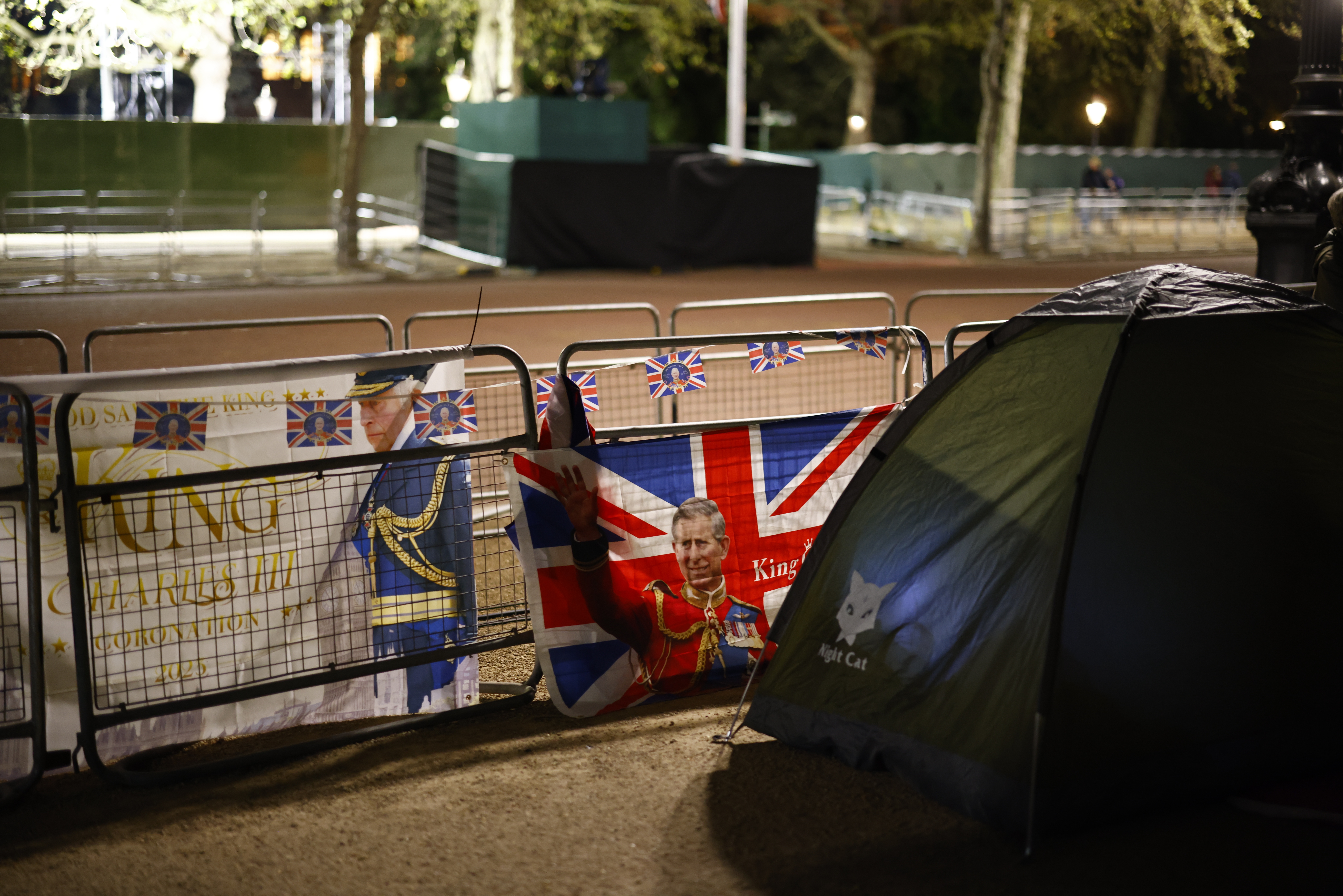 London (United Kingdom), 02/05/2023.- A tent set up in advance of the coronation of Britain's King Charles III on the Mall, near Buckingham Palace in London, Britain, 02 May 2023. A man was arrested on 02 May after allegedly throwing items, suspected to be shotgun cartridges, into the grounds of Buckingham Palace. (Reino Unido, Londres) EFE/EPA/TOLGA AKMEN