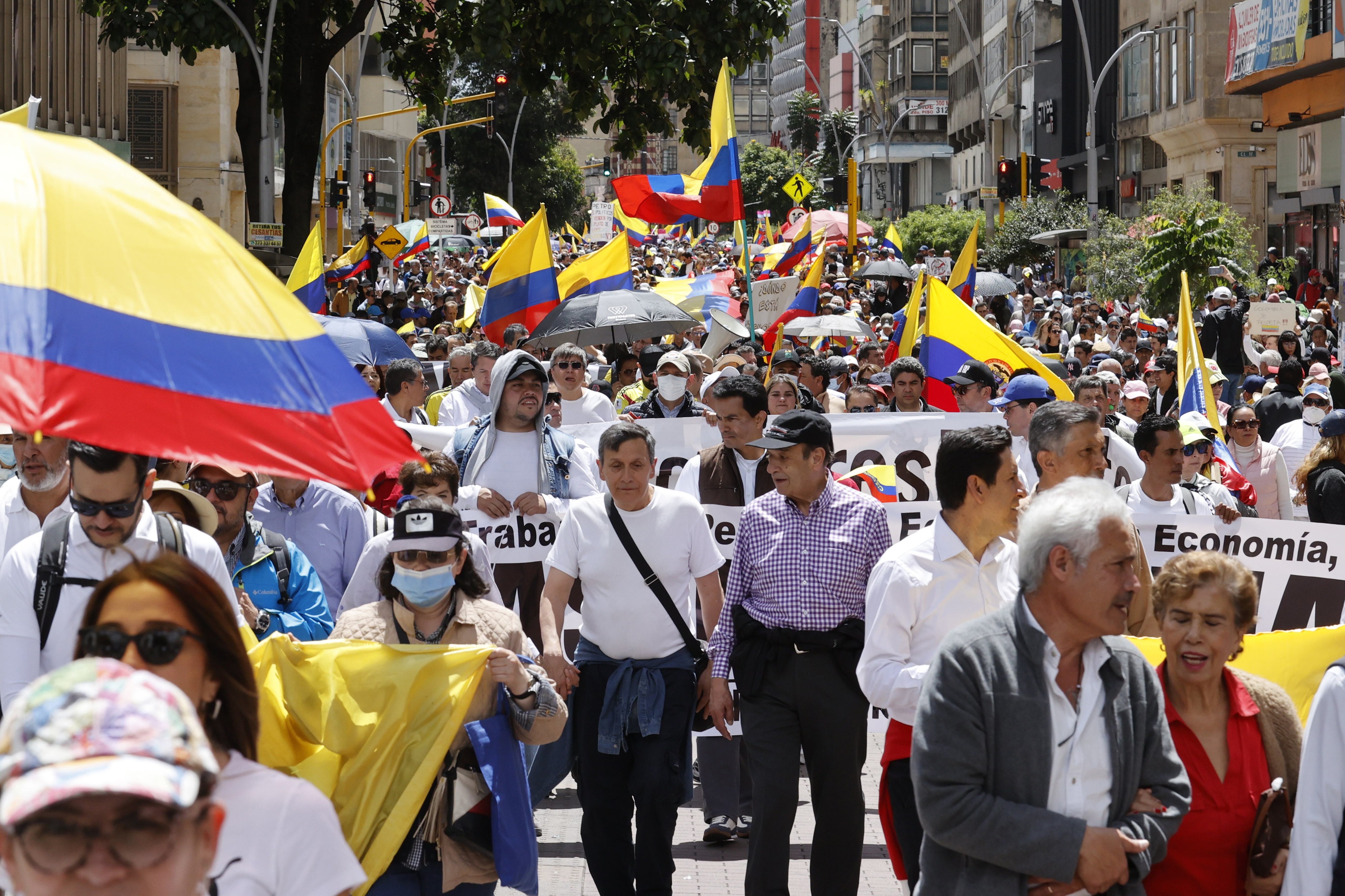 AME7746. BOGOTÁ (COLOMBIA), 20/06/2023.- Manifestantes con pancartas y arengas en contra del Gobierno, recorren hoy, en Bogotá (Colombia). La oposición colombiana salió este martes a las calles de varias ciudades de Colombia, en una jornada denominada "La marcha de la mayoría" contra el Gobierno del presidente Gustavo Petro y sus reformas en un momento de dificultades para el mandatario por un escándalo en su círculo cercano. EFE/ Mauricio Dueñas