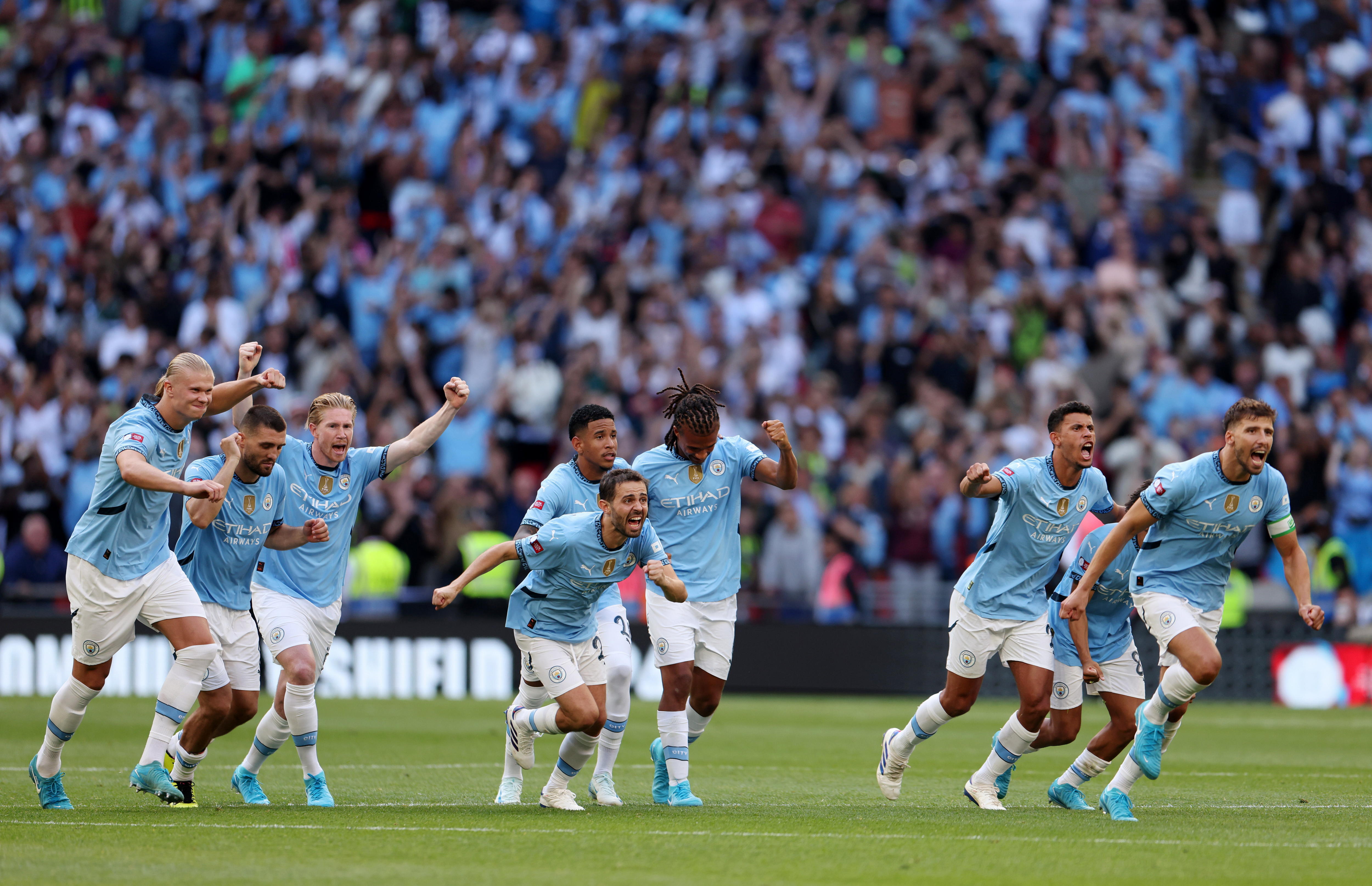 London (United Kingdom), 10/08/2024.- Man City'Äôs players celebrate after beating Man Utd on penalty kicks during the FA Community Shield between Manchester City and Manchester United at Wembley Stadium in London, Britain, 10 August 2024. (Reino Unido, Londres) EFE/EPA/ANDY RAIN