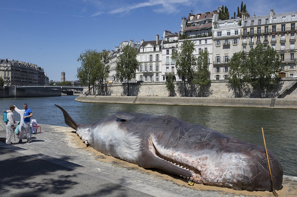 La ballena fue creada por el colectivo belga“Captain Boomer”.  /  EFE/Ian Langsdon