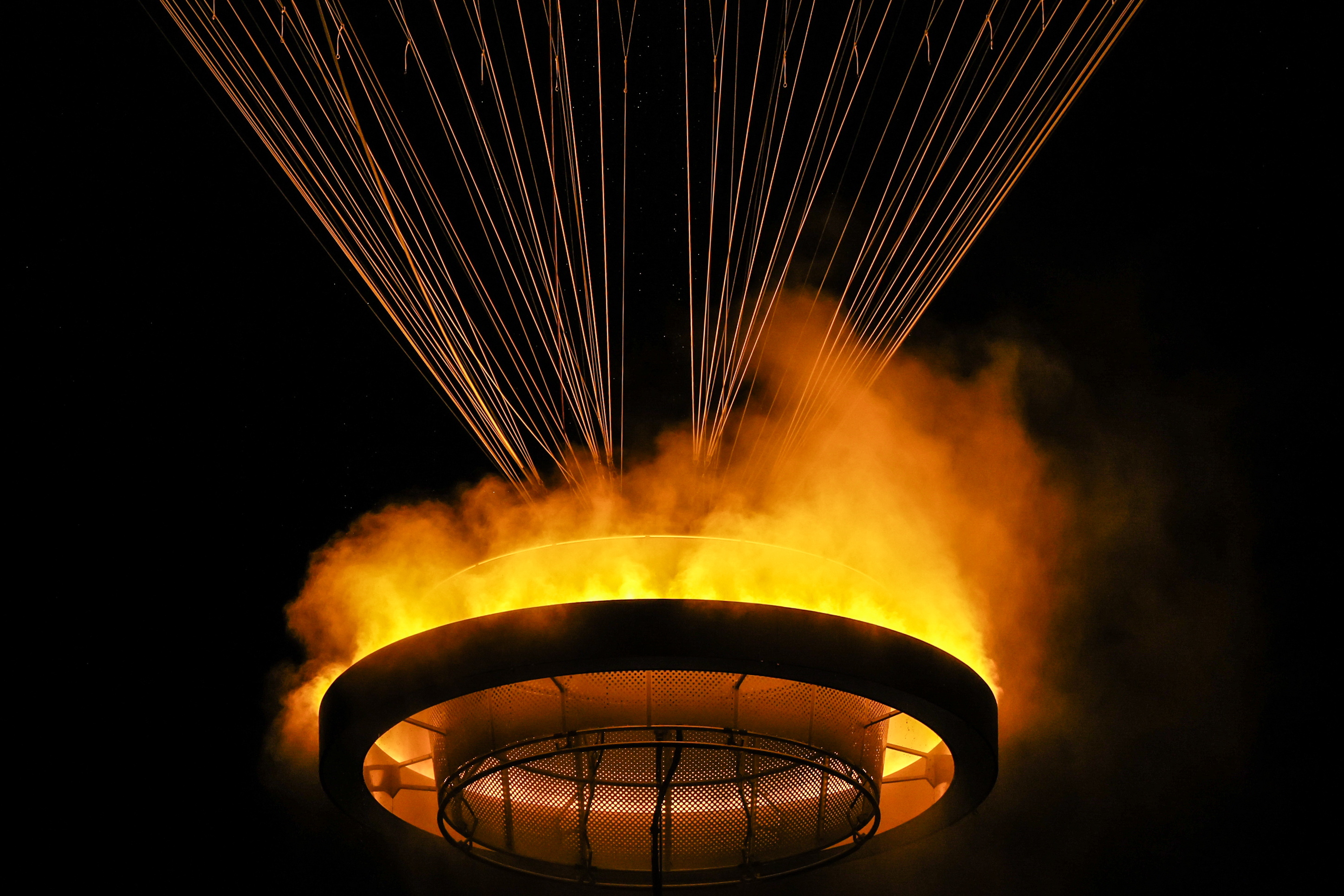 Paris (France), 26/07/2024.- A hot air balloon lifts the cauldron during the Opening Ceremony of the Paris 2024 Olympic Games, in Paris, France, 26 July 2024. (Francia) EFE/EPA/MOHAMMED BADRA