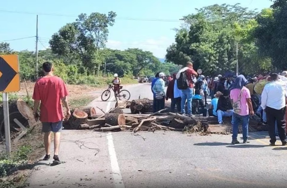 Campesinos completan tres días de paro sobre la Troncal del Oriente en Magdalena