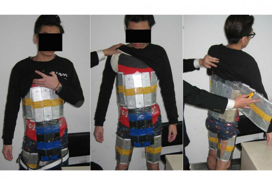 Estas fueron las imágenes que divulgó las autoridades aduaneras cuando descubrieron que este hombre intentó ingresar los celulares / Imagen tomada de CNN