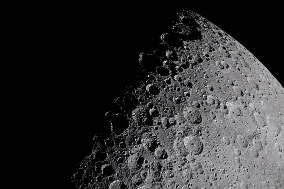 La tripulación capturó una porción de la Luna que aparece a lo largo del terminador (el límite entre el día y la noche lunares) donde la luz solar rasante proyecta largas y dramáticas sombras sobre la superficie.