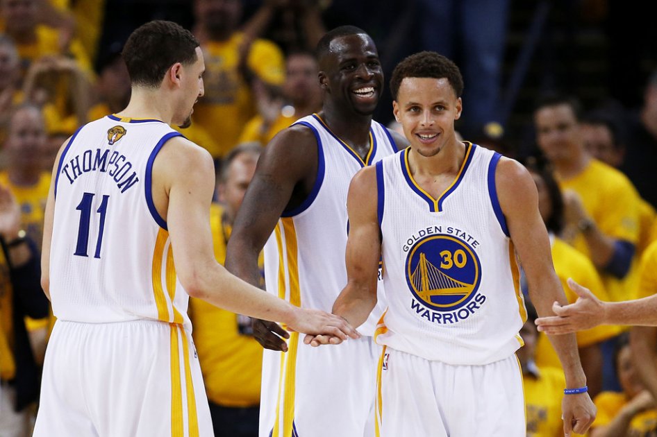 Los Golden State Warriors están a un juego de coronarse campeones de la NBA. Foto: AFP