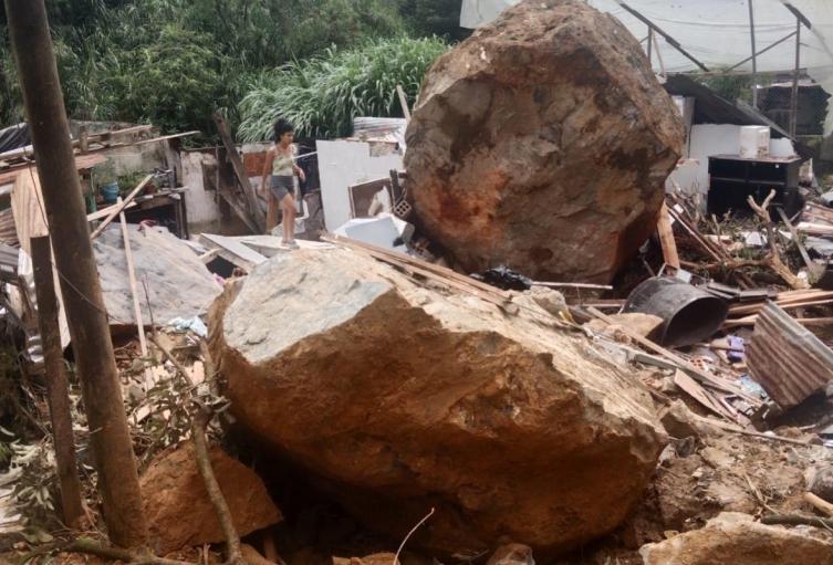 Familia se salvó de ser aplastada por piedra que cayó sobre su casa en Medellín