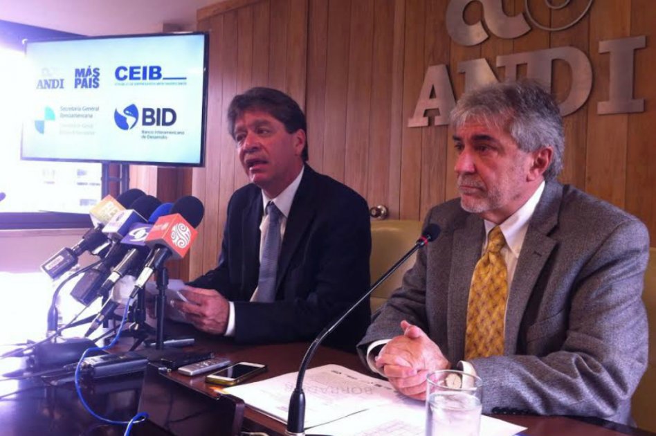 El presidente de la Andi, Bruce Mac Master y Rafael de la Cruz, representante del BID en Colombia.