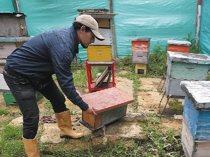 Johnny Ramírez Hernández, agricultor y apicultor de Cobá: el hogar de las abejas.