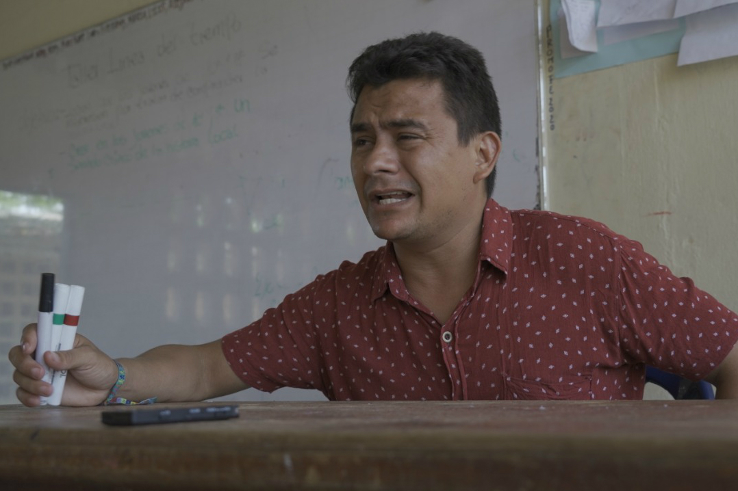 El profesor Javit Torres estudió filosofía en Cartagena y volvió a El Salado, donde nació, para devolverles la esperanza a sus estudiantes.Iván MuñozEl problema, sentencia Lucho Torres, es que “los procesos quedaron huérfanos”. “Sí, se hicieron unas obras, la Casa de la Cultura, la cancha, el Barrio Nuevo, el alcantarillado. Pero lo dejaron ahí y eso necesita mantenimiento. El alcantarillado funciona, pero está colapsado en parte. Eso es insalubridad, eso produce malos olores”.