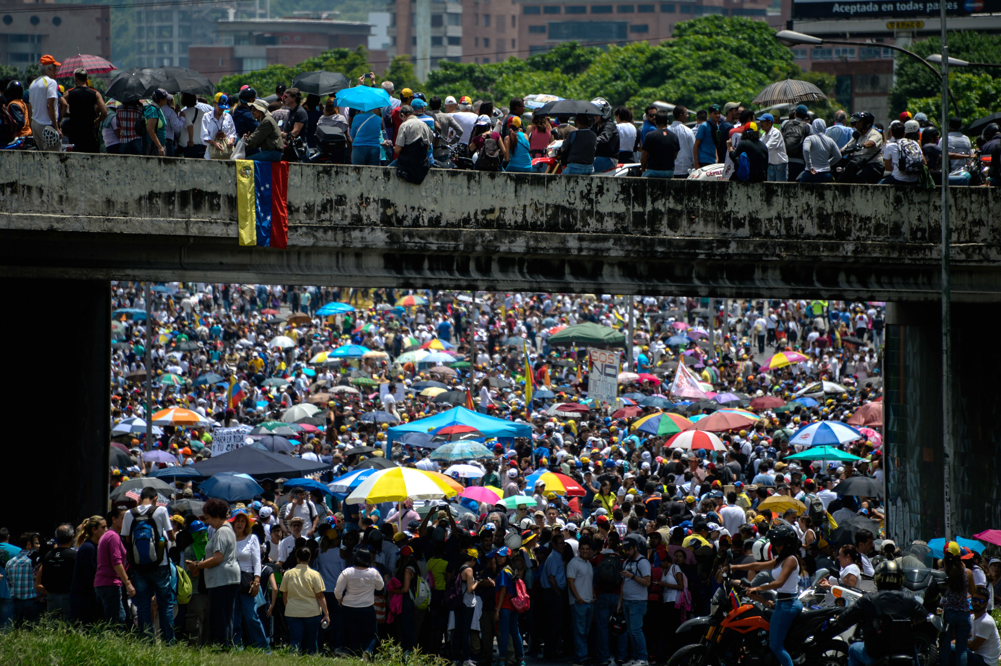 Mueren tres manifestantes y son 42 los muertos en protestas en Venezuela