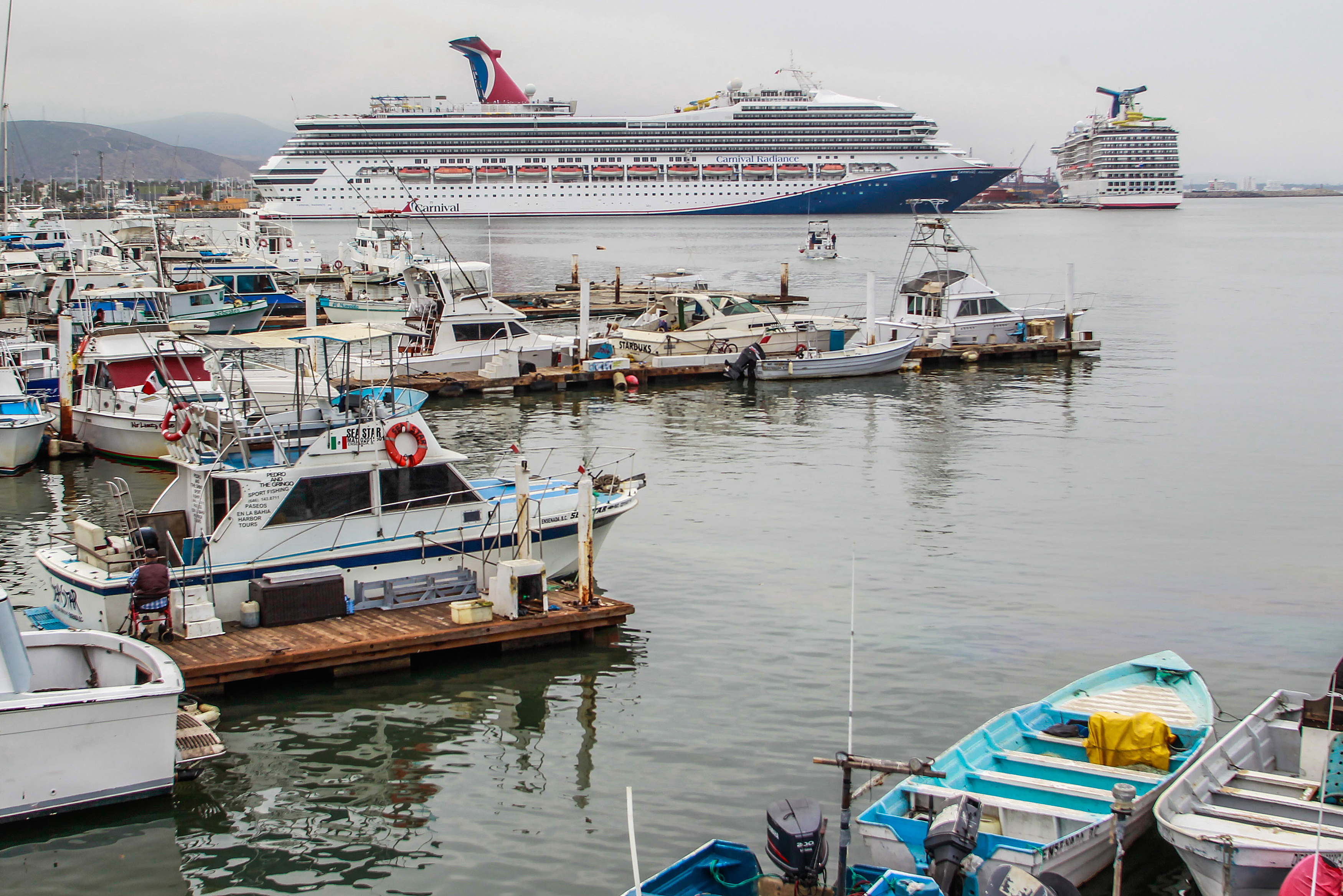 MEX2868. ENSENADA (MÉXICO), 19/08/2023.- Fotografía de embarcaciones detenidas hoy en el puerto de Ensenada (México). El huracán Hilary se debilitó este sábado a categoría tres y mantiene su trayectoria por el Pacífico de México, hacia la península de Baja California, donde se espera que en algunas horas toque tierra y después ingrese a California, Estados Unidos, informó el Servicio Meteorológico Nacional (SMN). EFE/Alejandro Zepeda