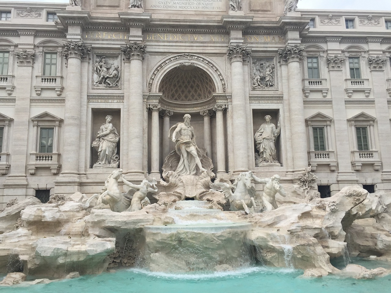 Roma: turista trepó la icónica Fontana di Trevi para llenar su botella de agua