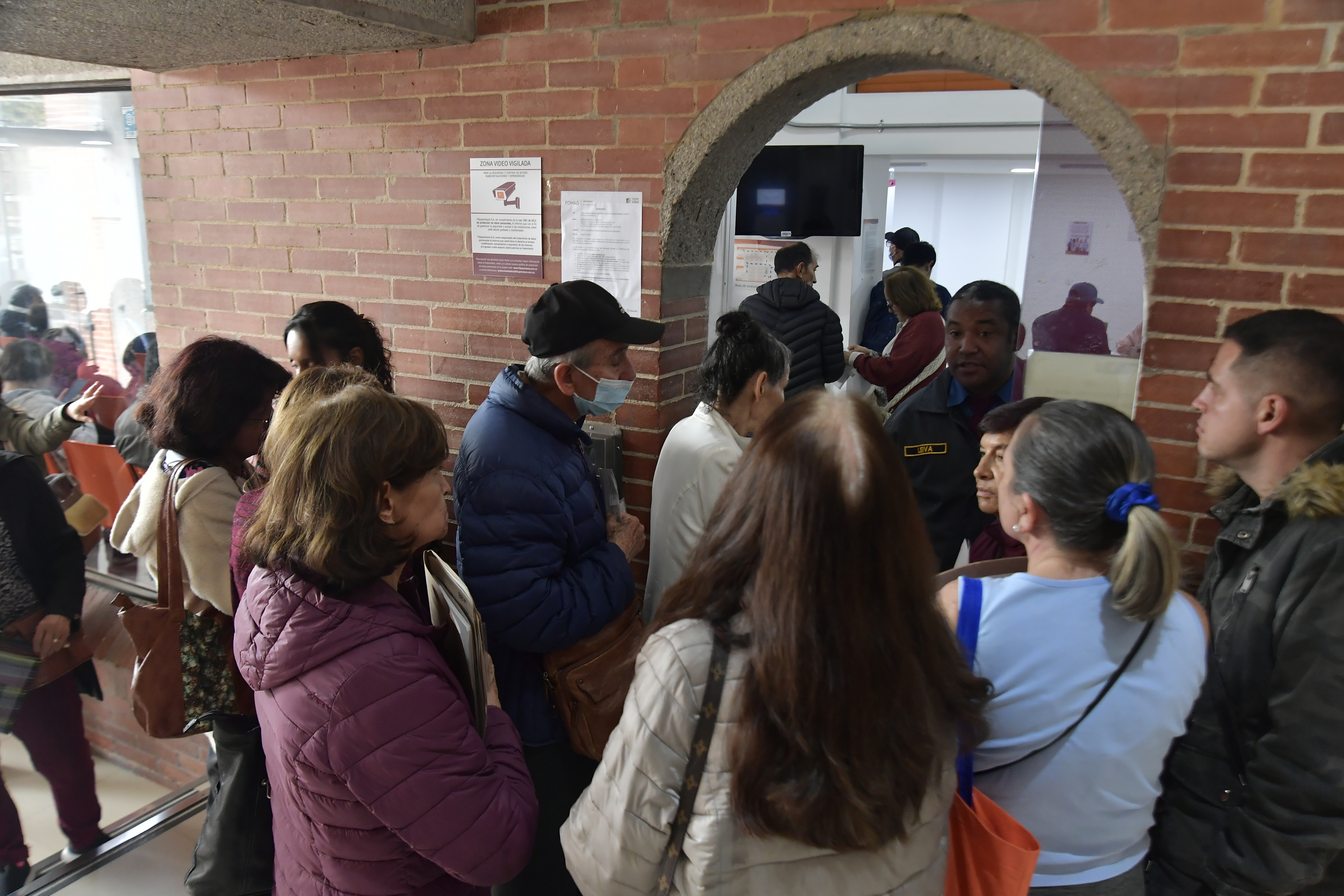 Filas de docentes que esperan ser atendidos, por el nuevo modelo de salud para ellos.