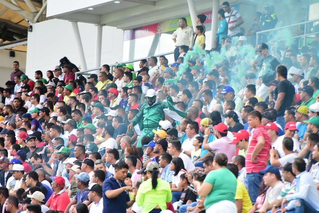 Hinchas del Valledupar F.C. en el estadio Armando Maestre Pavajeau.