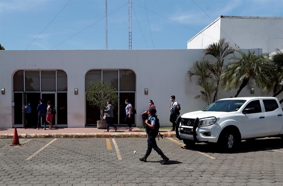Nicaragua: policía allana diario La Prensa en escalada de detenciones a opositores