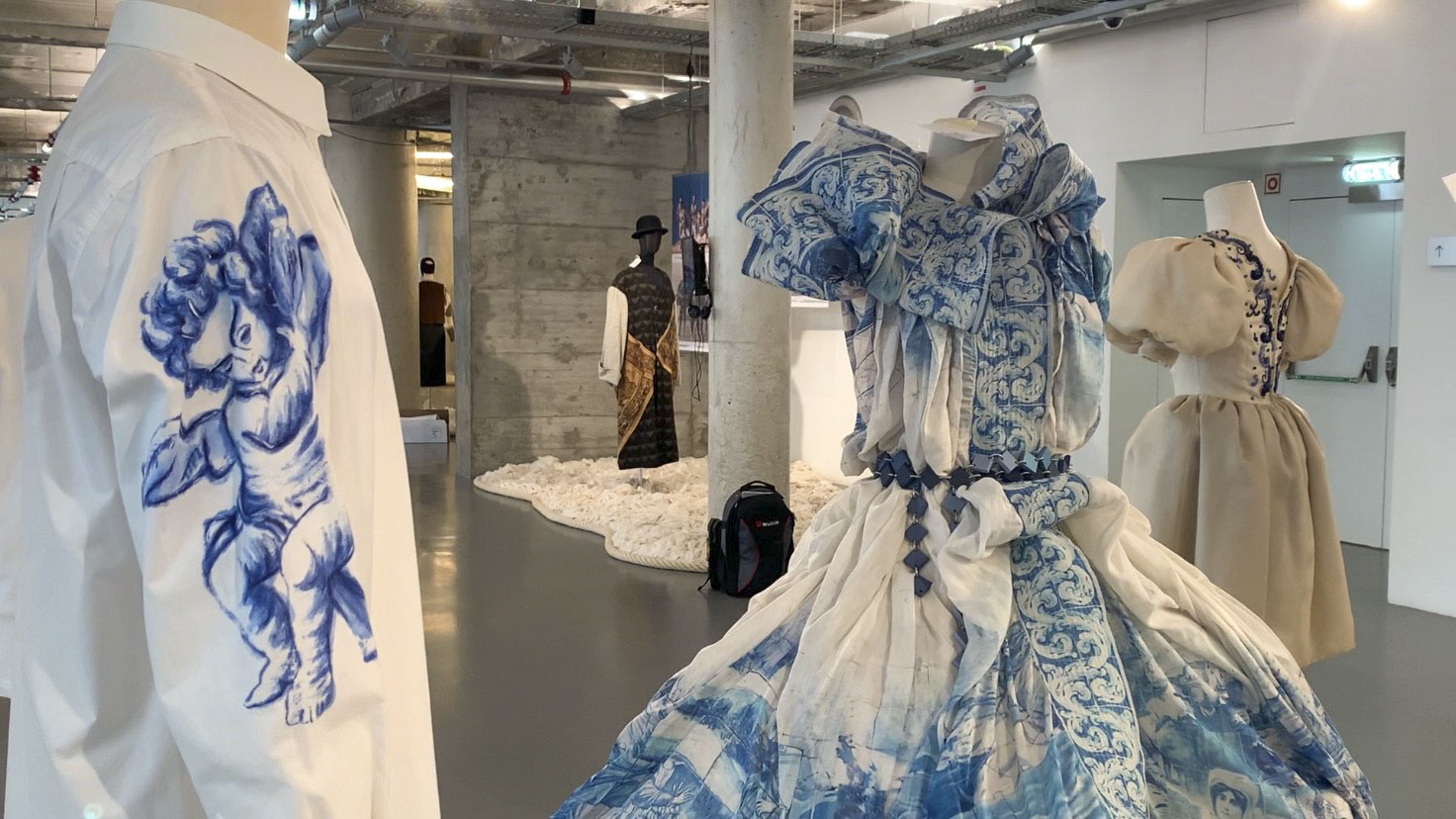 Vestidos, máscaras y cultura pop en una muestra sobre la moda en Lisboa