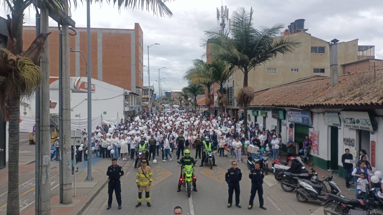 Comunidad de Cajicá muestra su apoyo a la familia y a las autoridades.