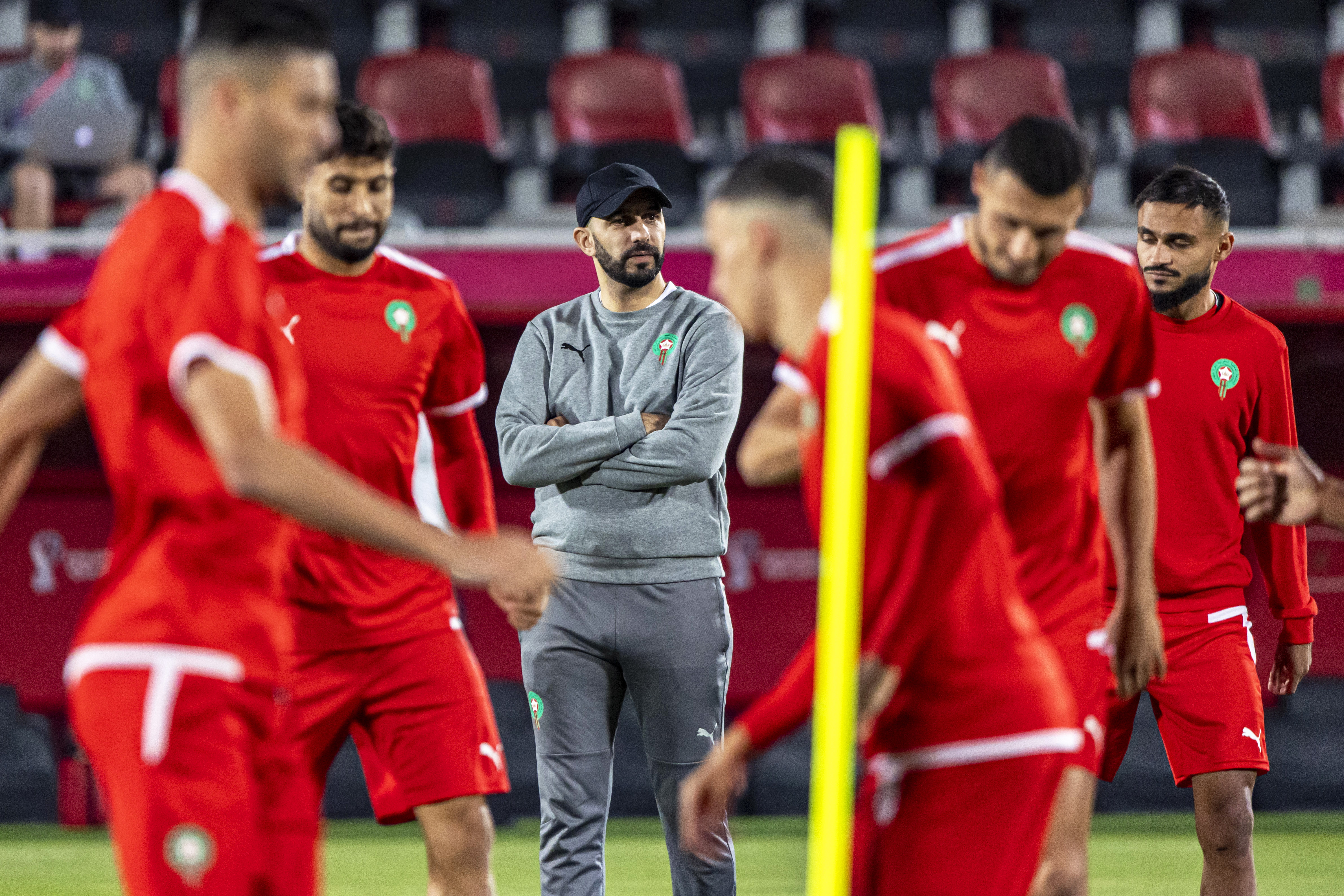 Doha (Qatar), 13/12/2022.- Morocco's head coach Walid Regragui (C) leads his team's training session in Doha, Qatar, 13 December 2022. Morocco will face France in their FIFA World Cup 2022 semi final soccer match on 14 December 2022. (Mundial de Fútbol, Francia, Marruecos, Catar) EFE/EPA/MARTIN DIVISEK