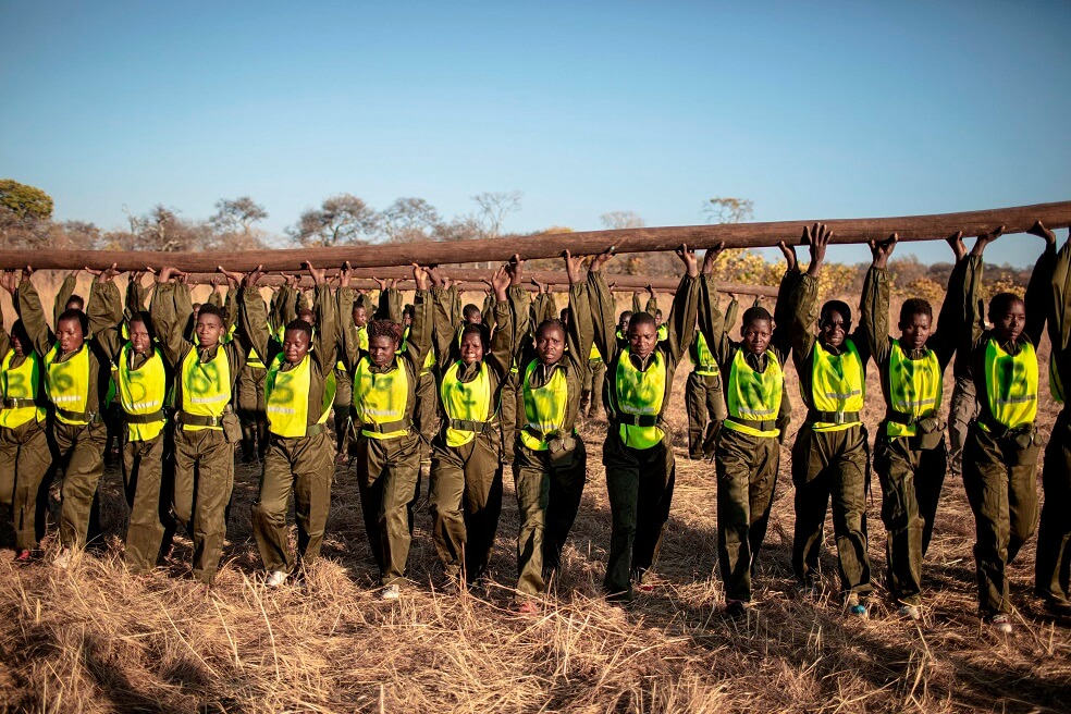 Entrenamiento de las mujeres de la unidad femenina que defienden la caza ilegal en Zimbabue. / AFP