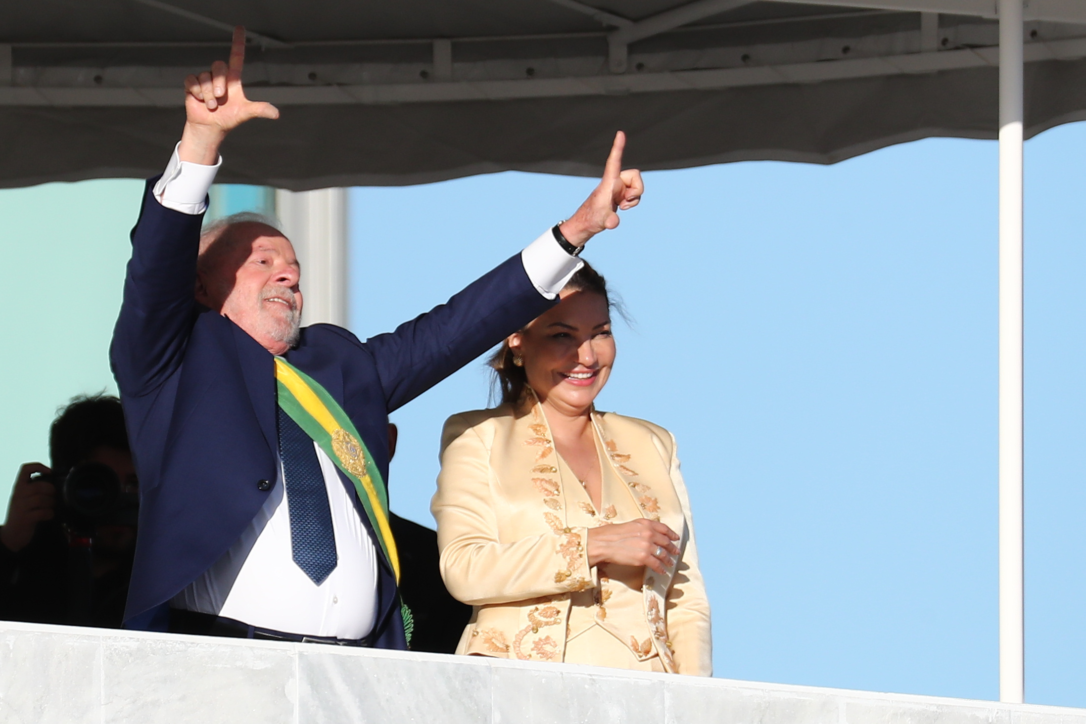 BRA01. BRASILIA (BRASIL), 01/01/2023.- El presidente de Brasil, Luiz Inacio Lula da Silva, levanta sus brazos en señal de victoria junto a la primera dama, Rosángela da Silva, tras su investidura hoy, desde el Palacio del Planalto hoy, en Brasilia (Brasil). Miles de personas se han comenzado a congregar este domingo en el corazón político de Brasilia para la investidura como presidente brasileño de Luiz Inácio Lula da Silva, quien asume por tercera vez el poder que ya ejerció durante dos períodos consecutivos, entre 2003 y 2010. EFE/ Sebastiao Moreira