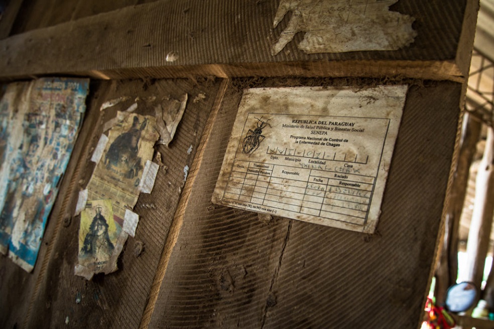 Viejo registro de las fumigaciones.Concurso Survival, Open Democracy y El EspectadorEn la puerta de la casilla de Isabel veo pegado un viejo papel del Ministerio de Salud Pública y Bienestar Social en el que dejaron registro de solo dos fumigaciones, de cinco indicadas, la última visita: 2011.