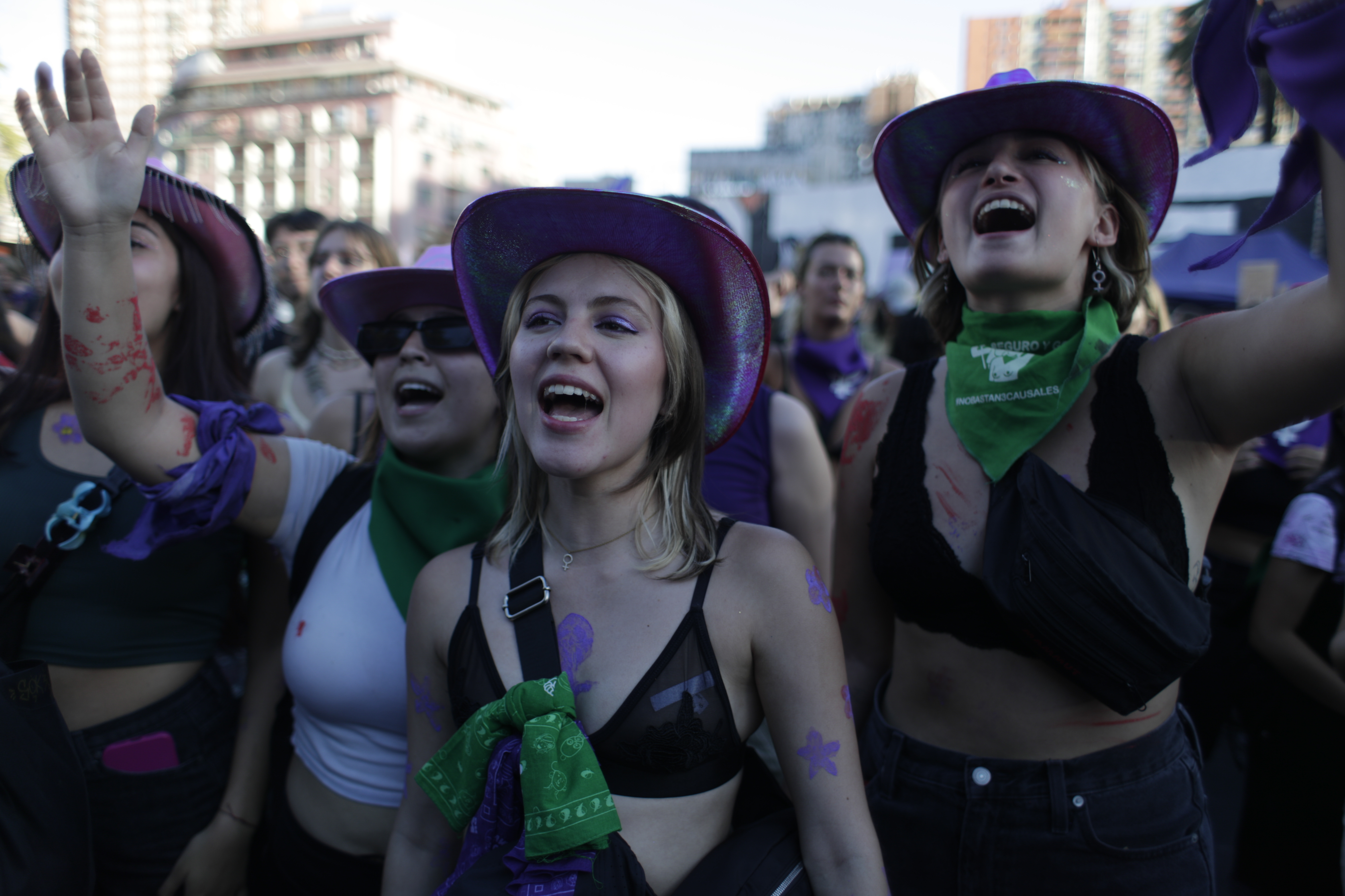 AME6753. SANTIAGO (CHILE), 08/03/2024.- Mujeres bailan durante una manifestación en conmemoración del Día Internacional de la Mujer, este viernes en Santiago (Chile). EFE/ Ailen Díaz