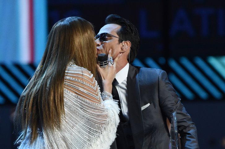 El momento en que los dos artistas, a petición del público, se besan luego de su presentación en la ceremonia. / AFP.