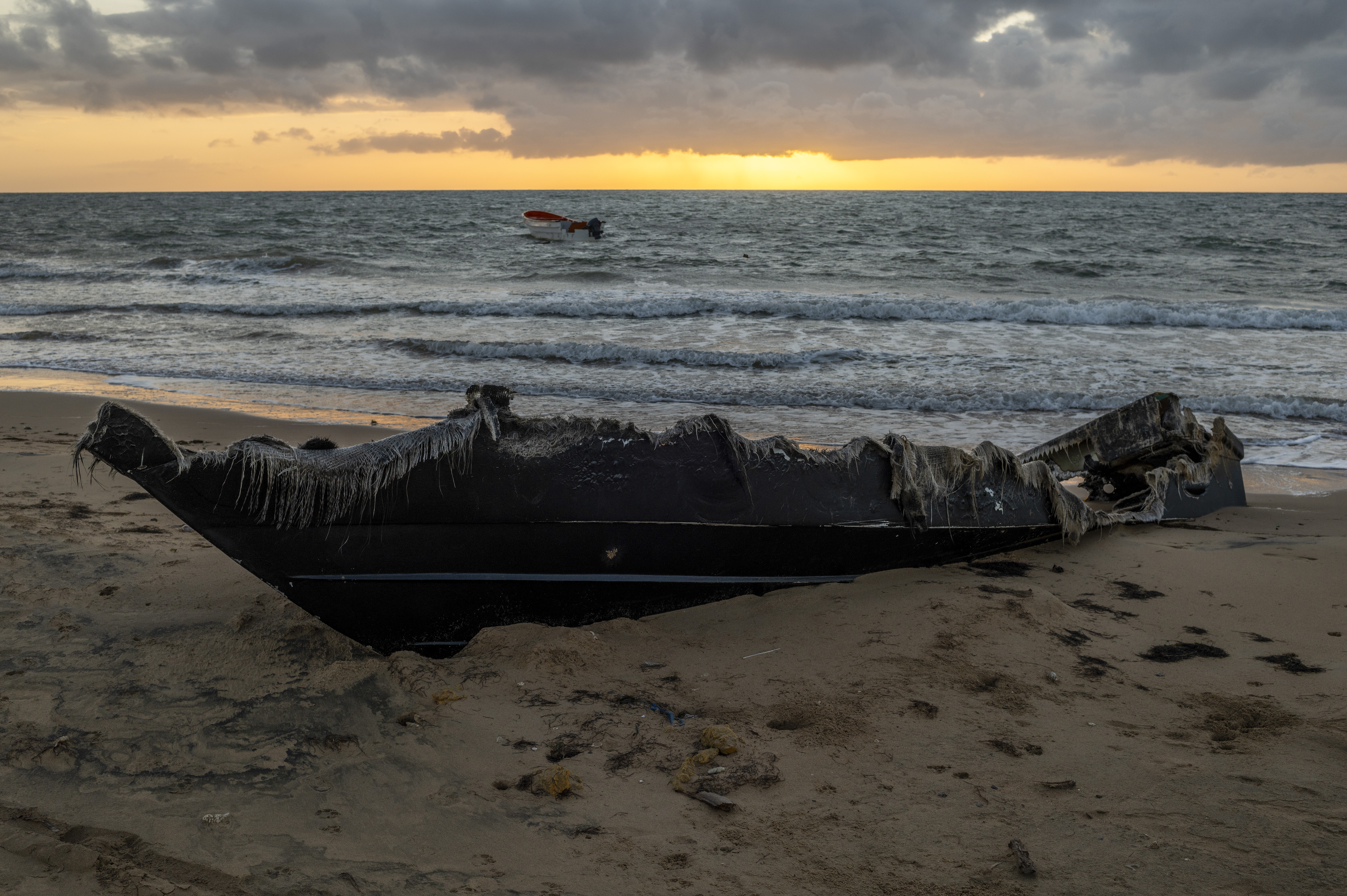 Restos de una embarcación quemada en la playa cerca de Puerto López, Colombia, el 21 de diciembre de 2025.