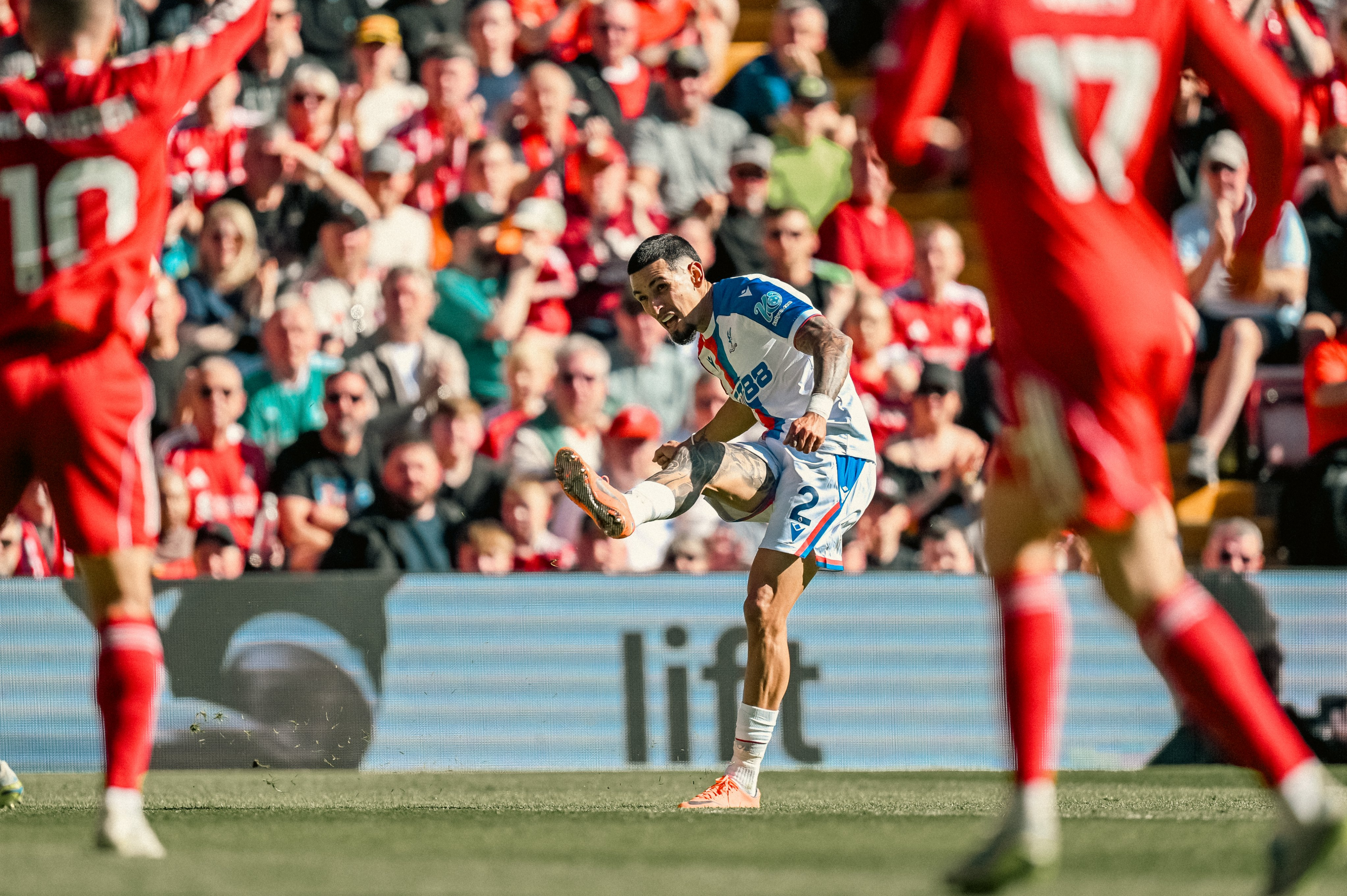 Daniel Muñoz causa indignación en Inglaterra: hizo polémico gol con el arquero lesionado