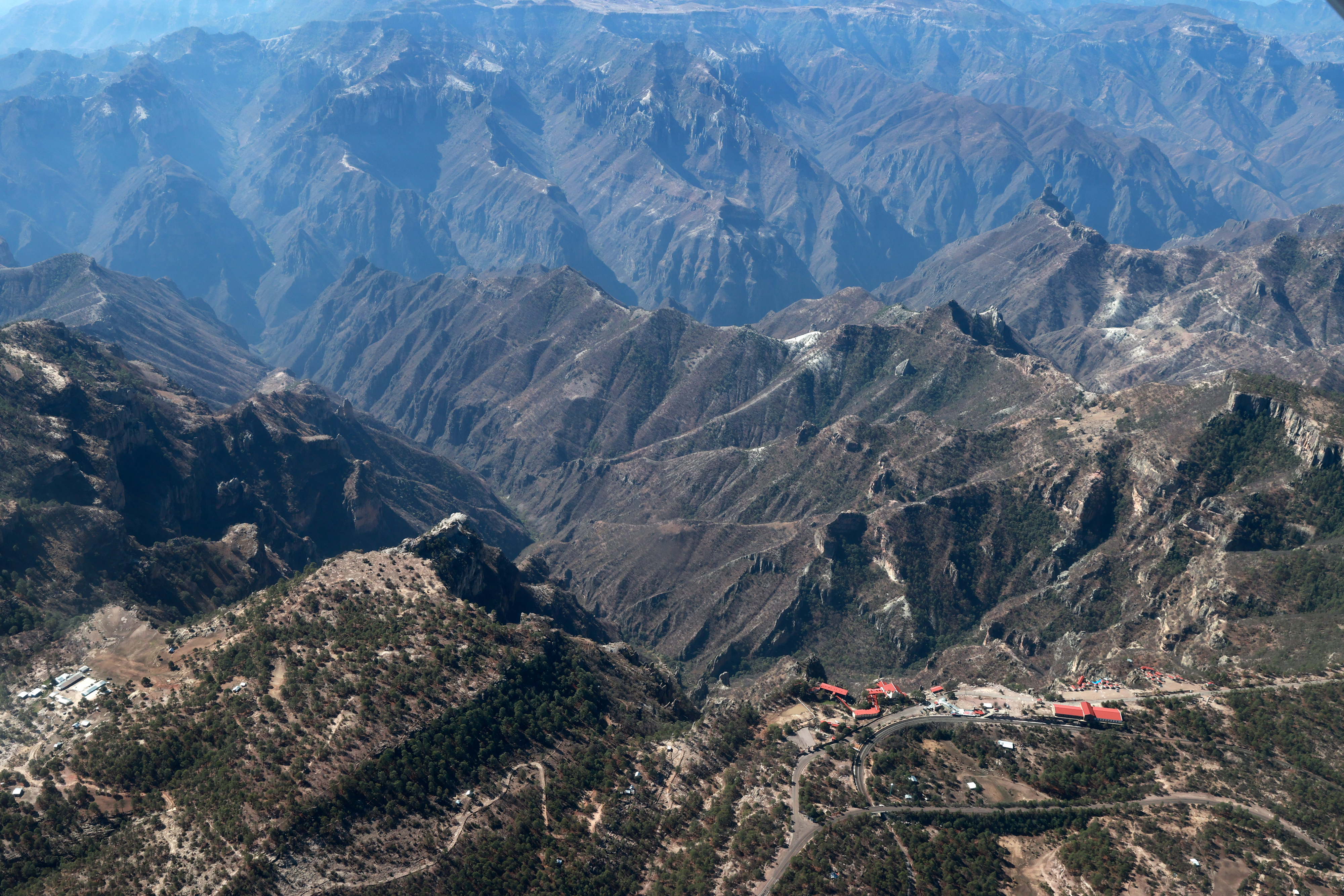 MEX3815. CREEL (MÉXICO), 18/07/2024.- Fotografía aérea que muestra las Barrancas del Cobre, el 26 de junio de 2024 en el municipio de Creel, en el estado de Chihuahua (México). La tierra de los tarahumara o rarámuris, que se traduce como "pies ligeros", en las Barrancas del Cobre, ubicadas en el estado de Chihuahua, es un asombroso conjunto de cañones de casi 2.000 metros de profundidad que está emergiendo como uno de los destinos turísticos más atractivos del norte de México. EFE/Alex Cruz